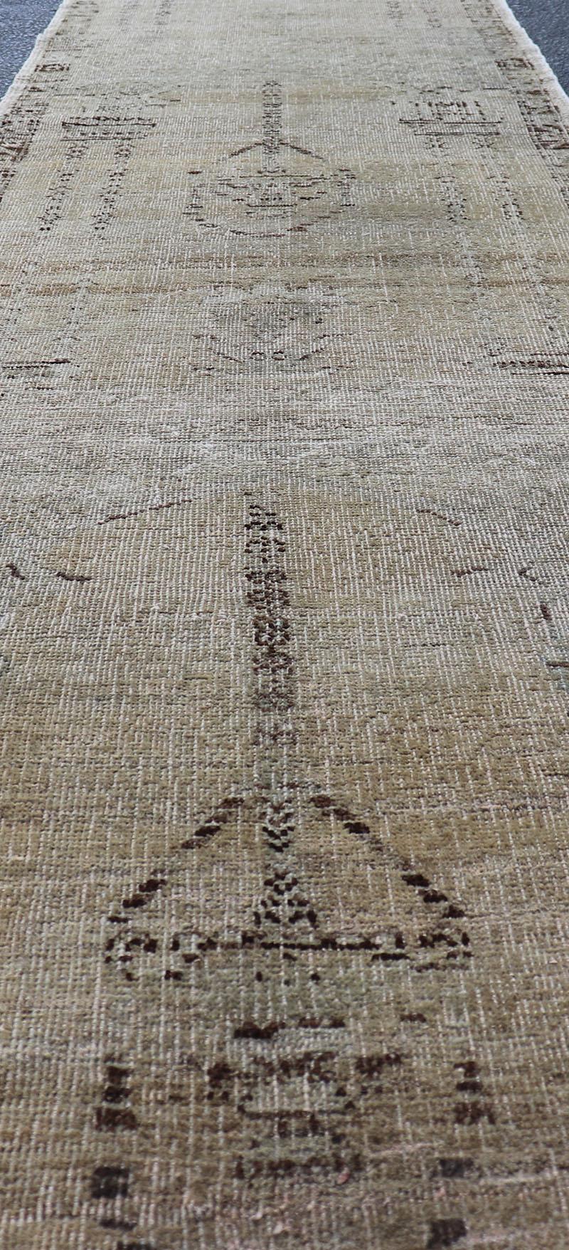 Laine Long tapis de couloir turc mince à motifs floraux en taupe, gris et brun en vente