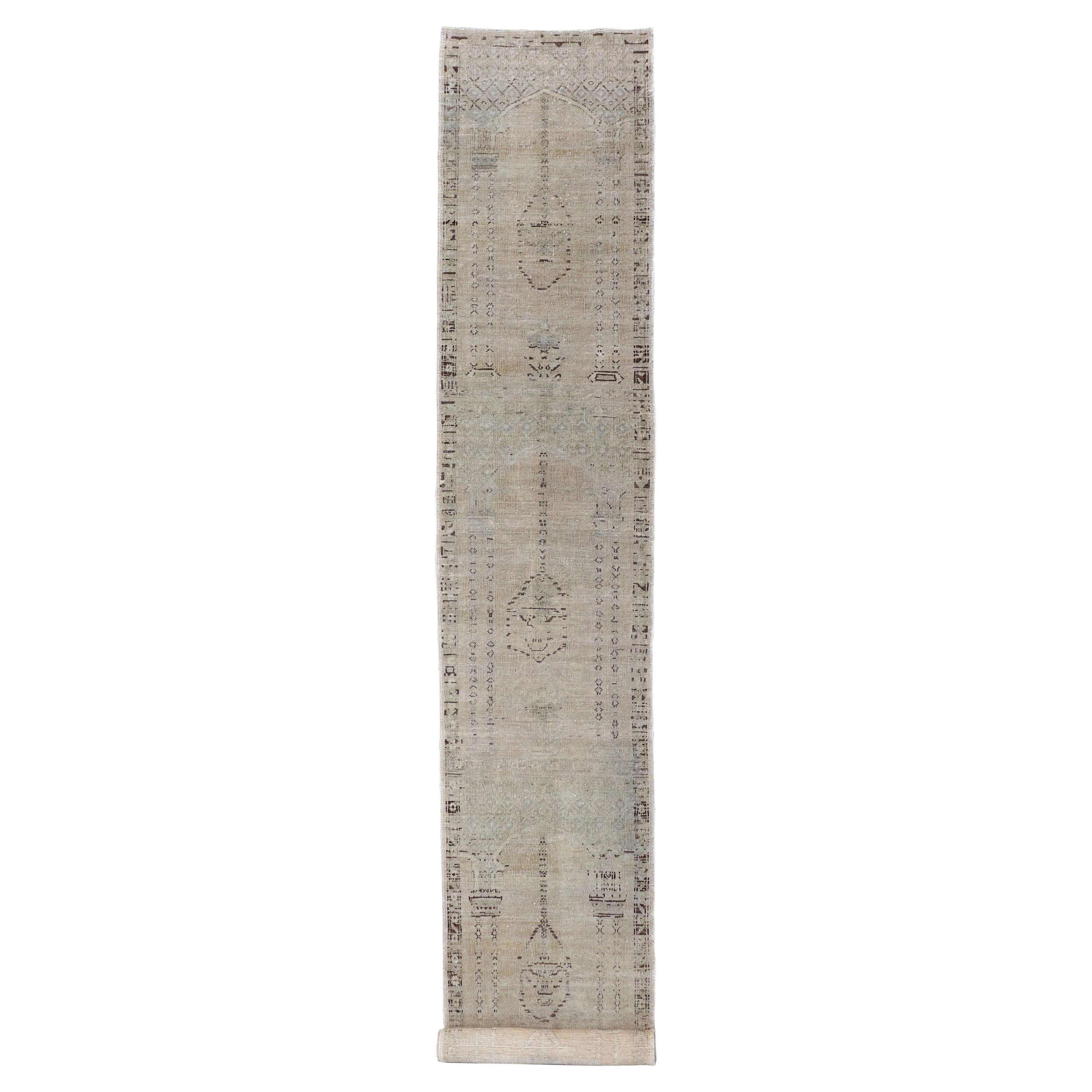 Runner turco lungo e sottile con design floreale in Taupe, Gray e Brown in vendita