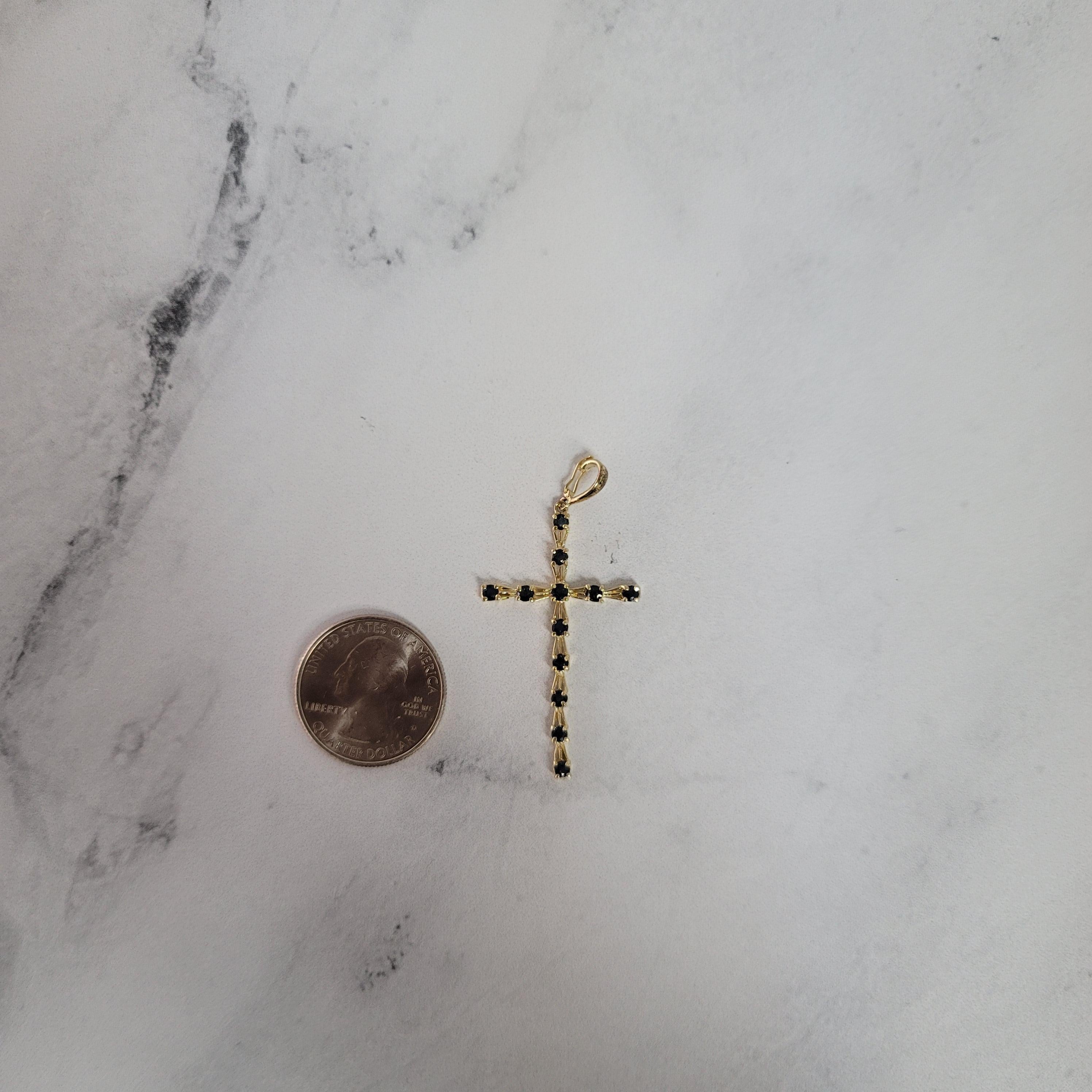 Taille ronde Collier en or jaune 14k avec croix en saphir .50cttw en vente