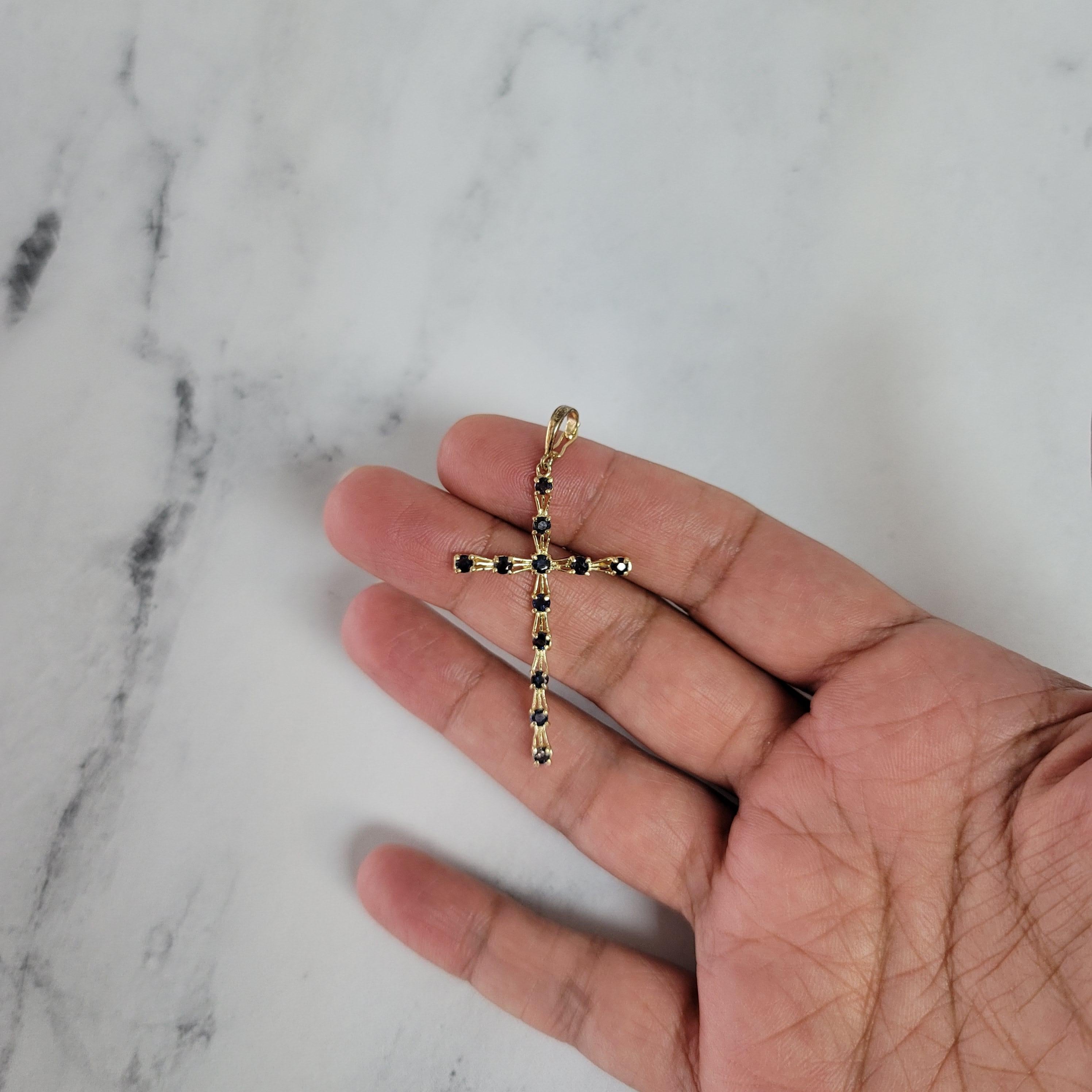 Collier en or jaune 14k avec croix en saphir .50cttw Neuf - En vente à Sugar Land, TX