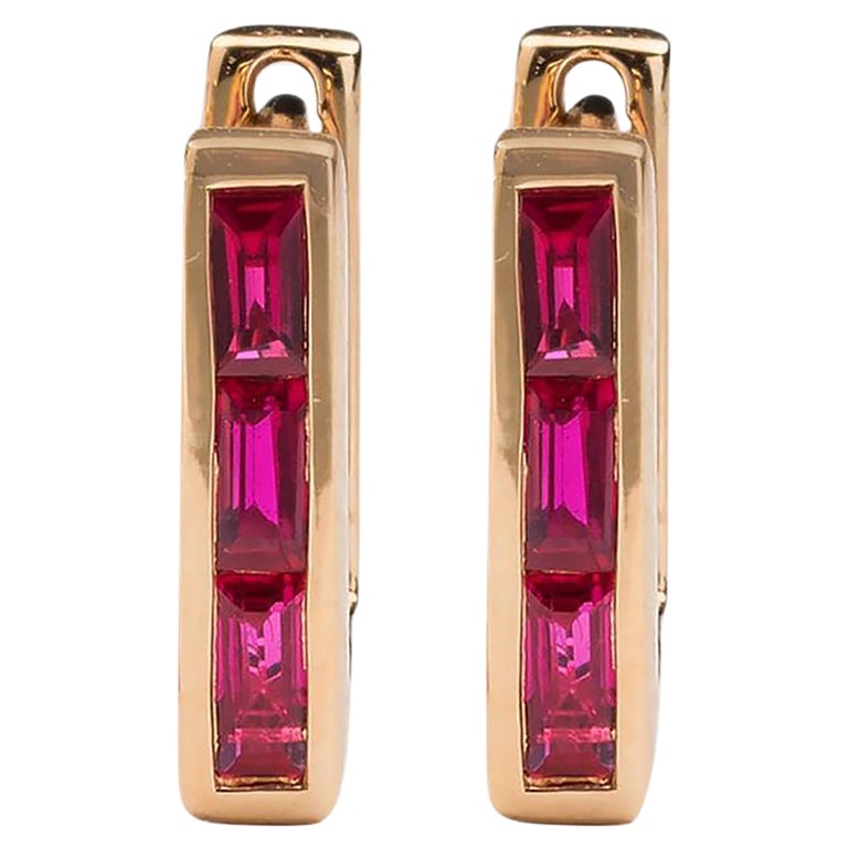 Pendientes Skinny Square Huggie con tres baguettes de rubí