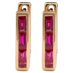 Pendientes Skinny Square Huggie con tres baguettes de rubí