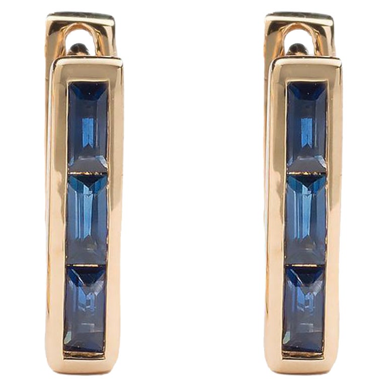 Pendientes Skinny Square Huggie con tres baguettes de zafiro en venta