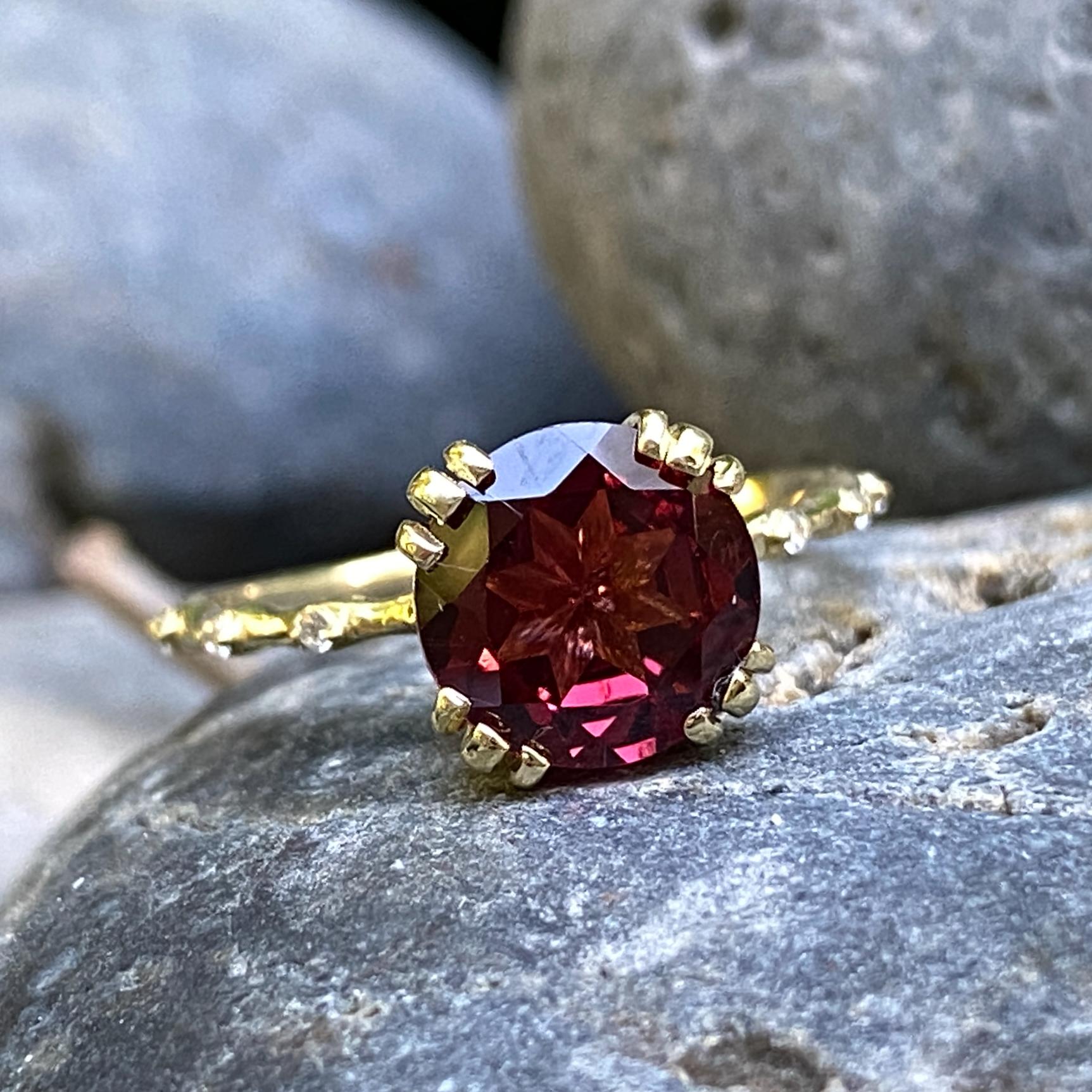 Ensemble de grappes « Skinny Twist » : solitaire en rhodolite avec diamants + deux anneaux en or 18 carats en vente 5