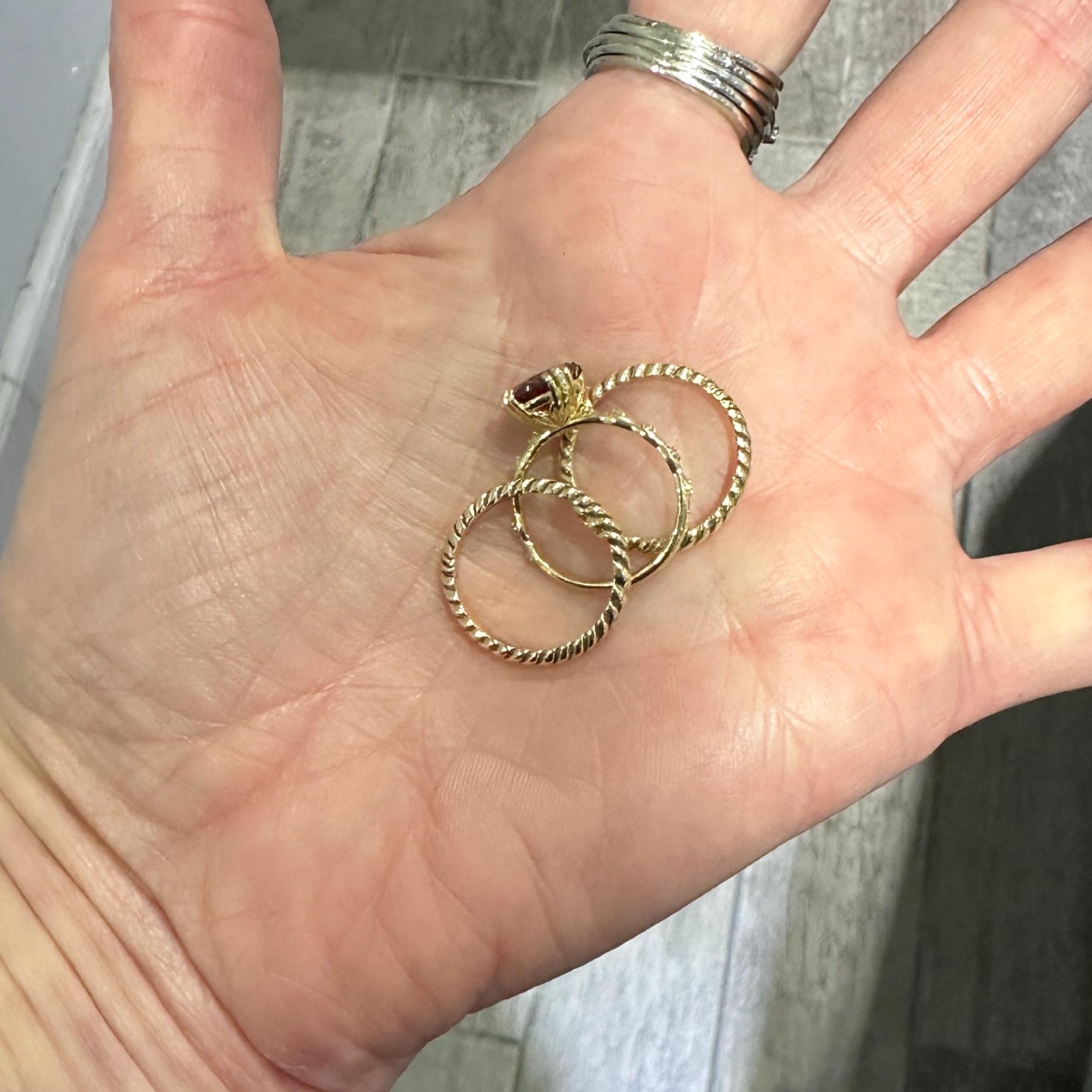 Stacker-Set „Skinny Twist“: Rhodolith Solitär mit Diamanten + zwei 18 Karat Goldbändern im Angebot 9