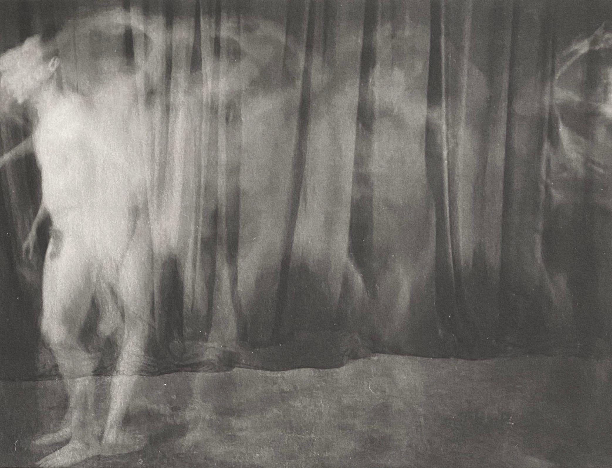 The Vintage Photograph Male Nude Platinum Print Photo 'Ring Around the Rosie' (L'anneau autour de la rose) - Gris Black and White Photograph par Skip Arnold