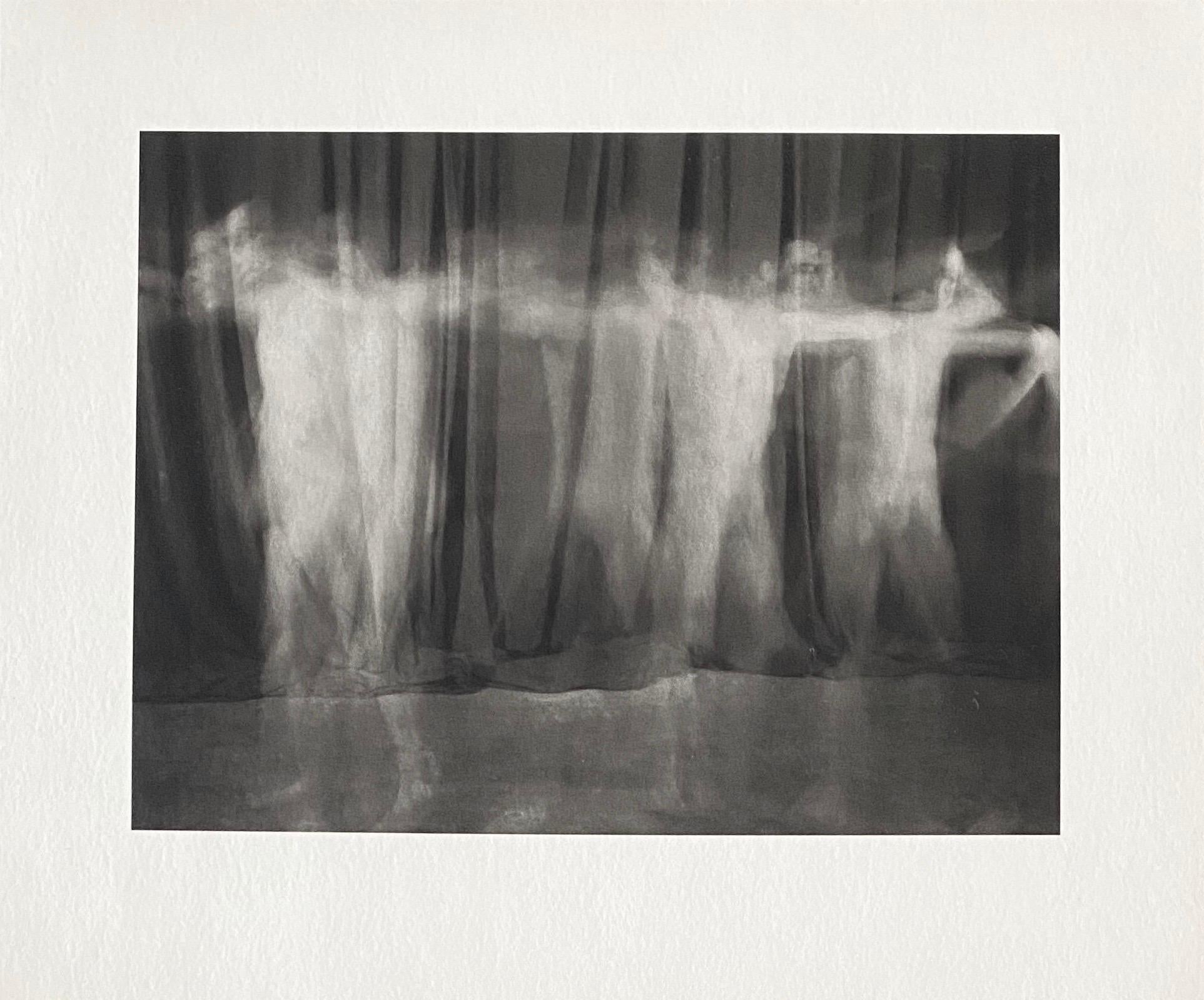 Imprimé par Muse X à Los Angeles. Il s'agit de photographies au platine palladium sur papier de Skip Arnold, aux tons sépia, montrant l'artiste toujours séduisante, nue, en train de faire la fameuse ronde autour de la rose. C'est un grand sujet, qui