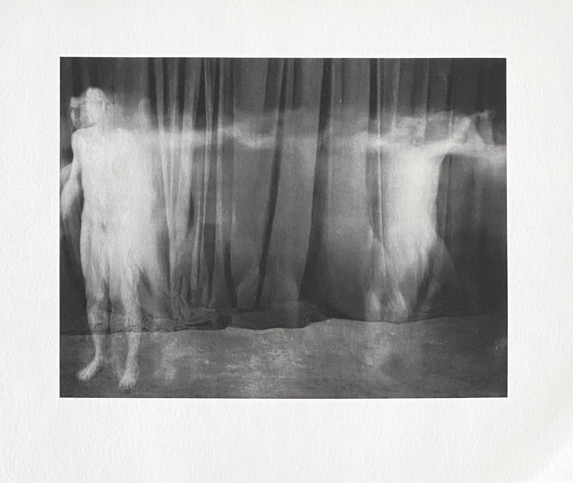 Imprimé par Muse X à Los Angeles. Il s'agit de photographies au platine palladium sur papier de Skip Arnold, aux tons sépia, montrant l'artiste toujours séduisante, nue, en train de faire la fameuse ronde autour de la rose. C'est un grand sujet, qui