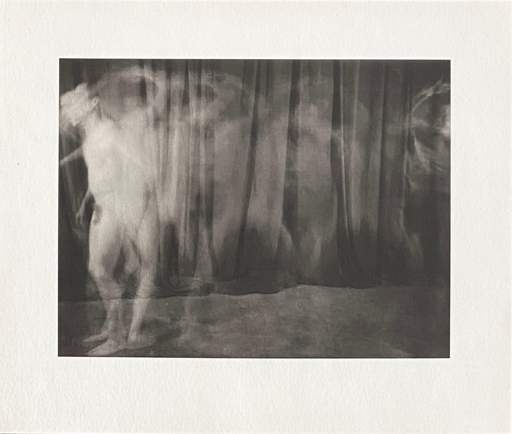 Imprimé par Muse X à Los Angeles. Il s'agit de photographies au platine palladium sur papier de Skip Arnold, aux tons sépia, montrant l'artiste toujours séduisante, nue, en train de faire la fameuse ronde autour de la rose. C'est un grand sujet, qui