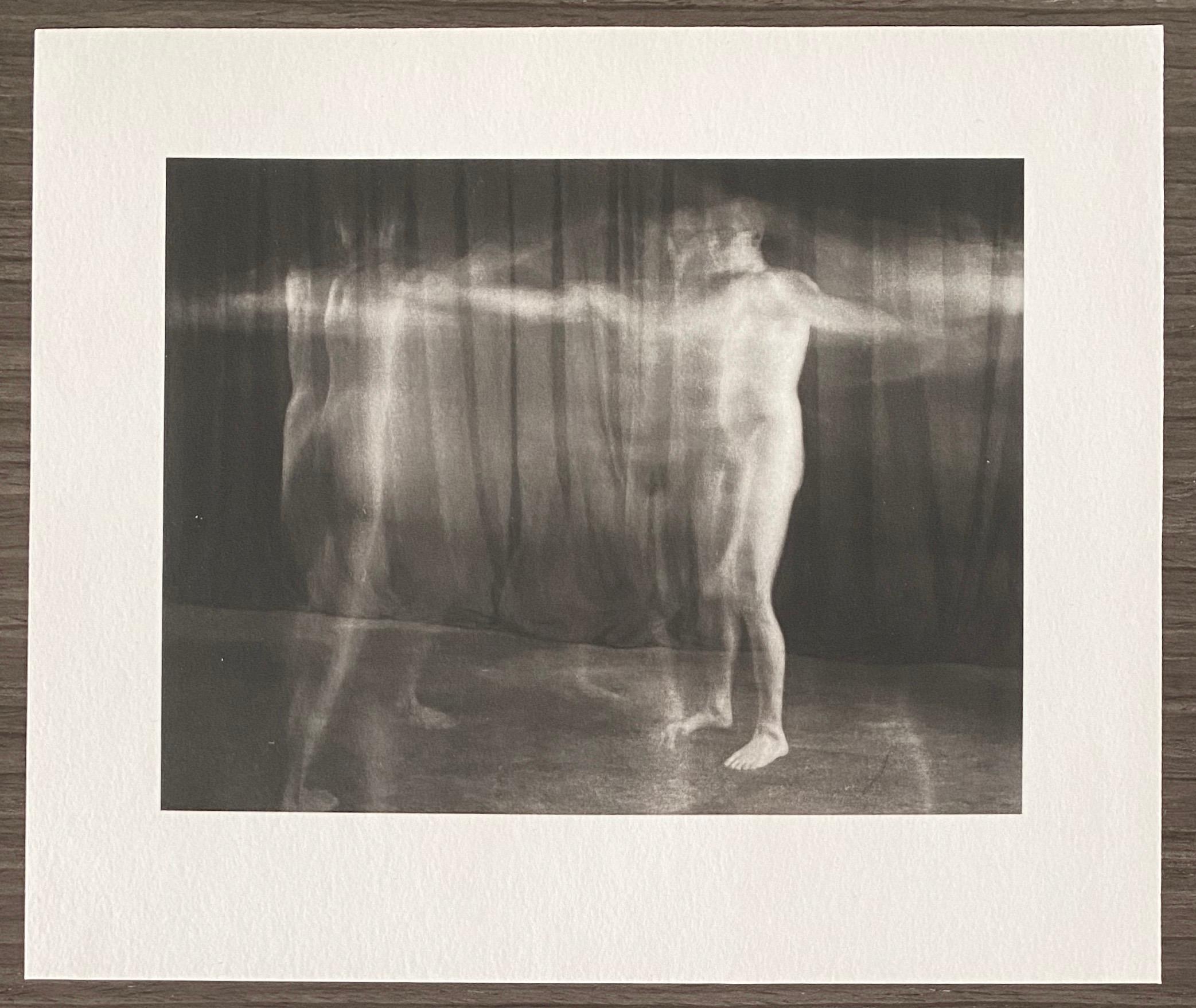 Imprimé par Muse X à Los Angeles. Il s'agit de photographies au platine palladium sur papier de Skip Arnold, aux tons sépia, montrant l'artiste toujours séduisante, nue, en train de faire la fameuse ronde autour de la rose. C'est un grand sujet, qui