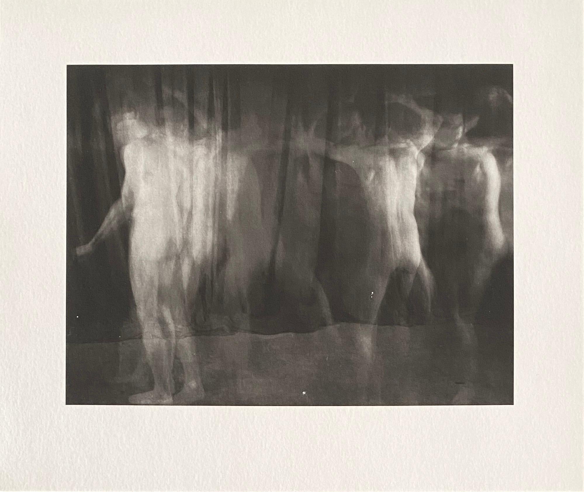 Imprimé par Muse X à Los Angeles. Il s'agit de photographies au platine palladium sur papier de Skip Arnold, aux tons sépia, montrant l'artiste toujours séduisante, nue, en train de faire la fameuse ronde autour de la rose. C'est un grand sujet, qui