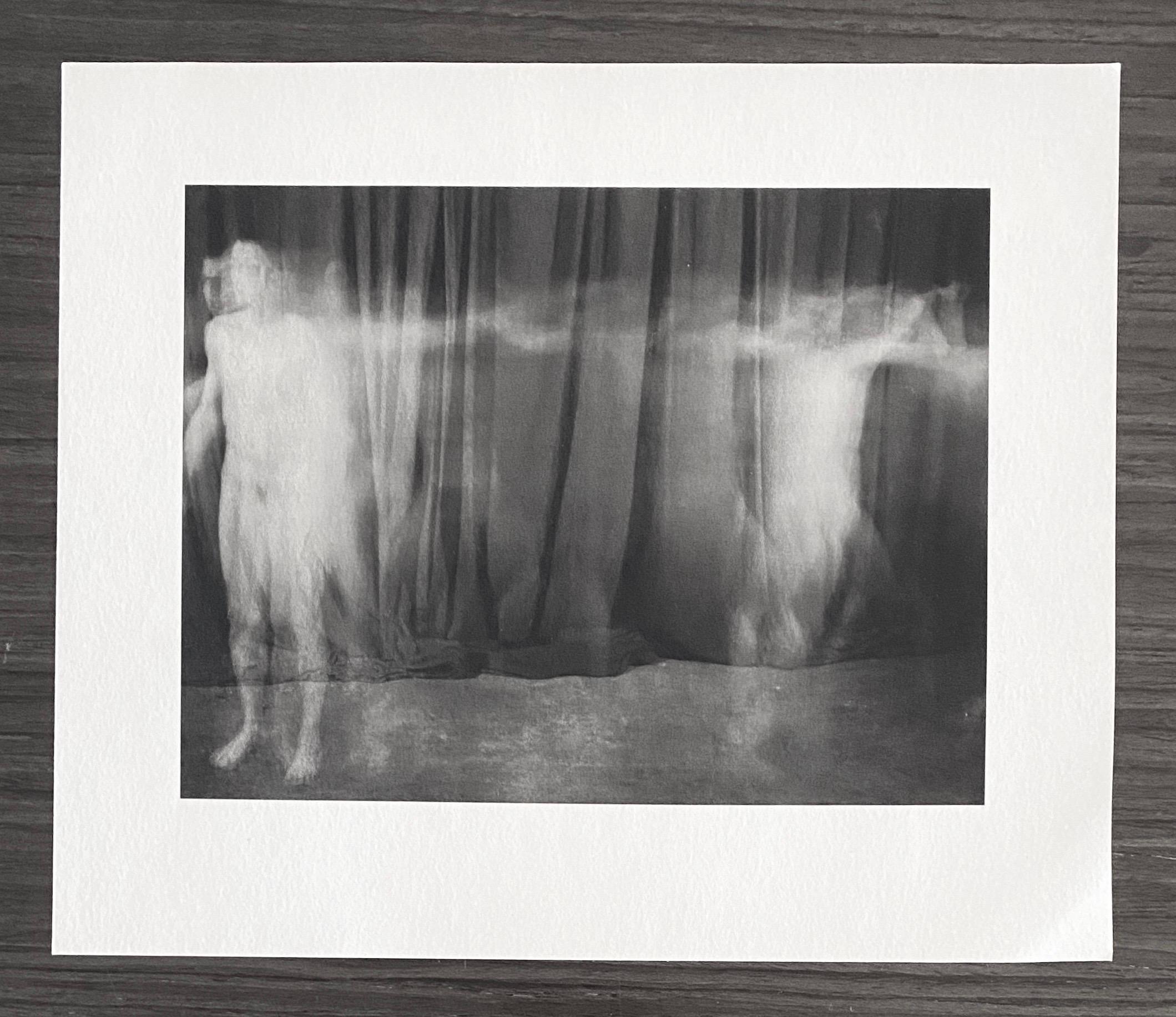 The Vintage Photograph Male Nude Platinum Print Photo 'Ring Around the Rosie' (L'anneau autour de la rose) en vente 1