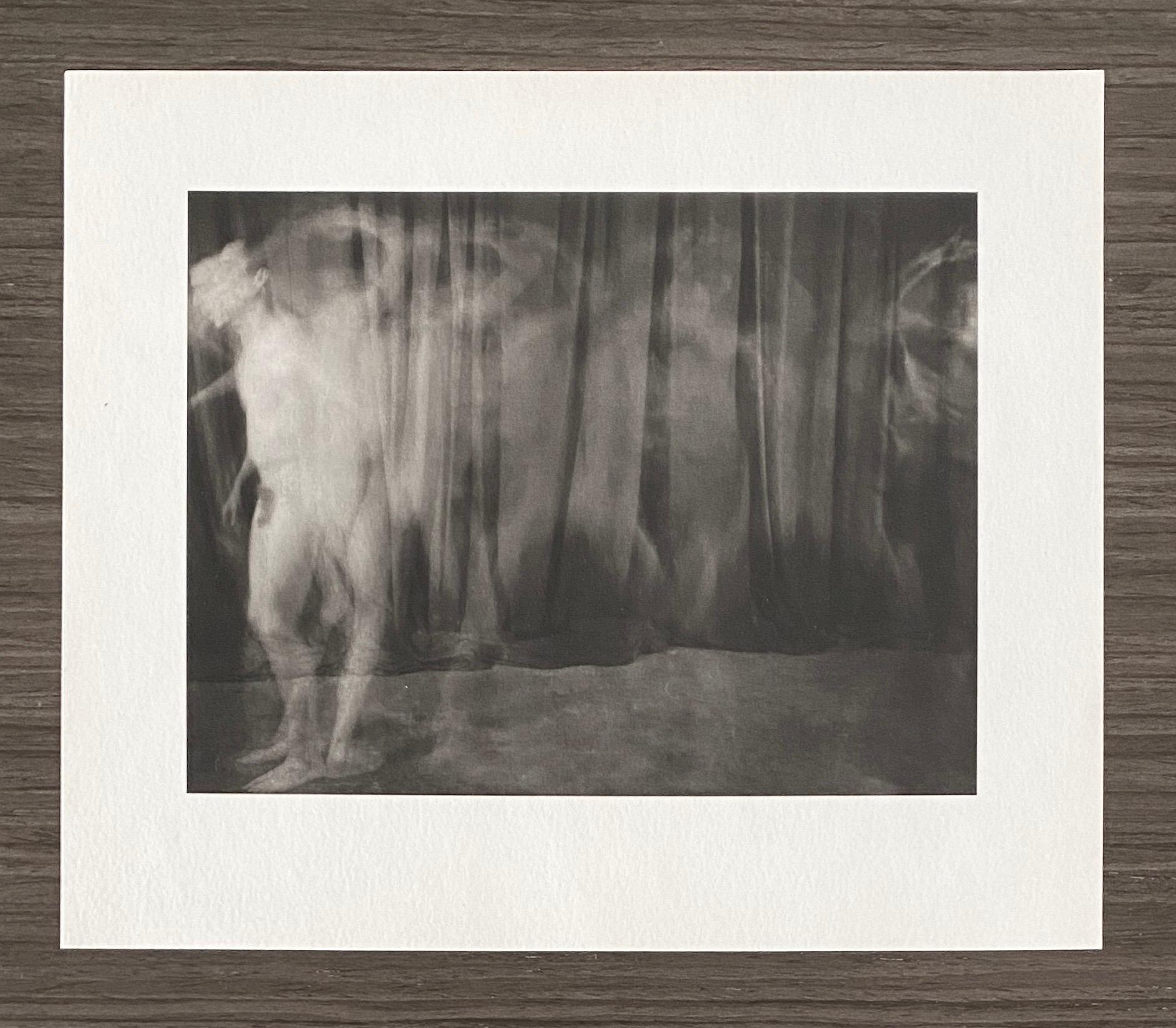 The Vintage Photograph Male Nude Platinum Print Photo 'Ring Around the Rosie' (L'anneau autour de la rose) en vente 1