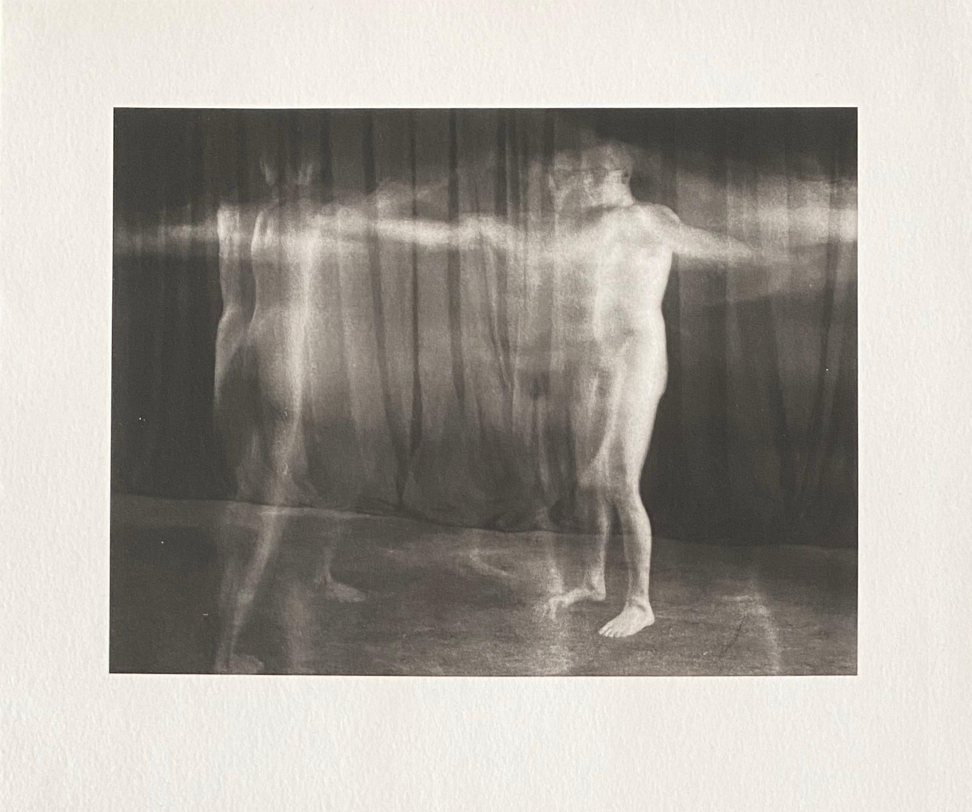The Vintage Photograph Male Nude Platinum Print Photo 'Ring Around the Rosie' (L'anneau autour de la rose) en vente 1