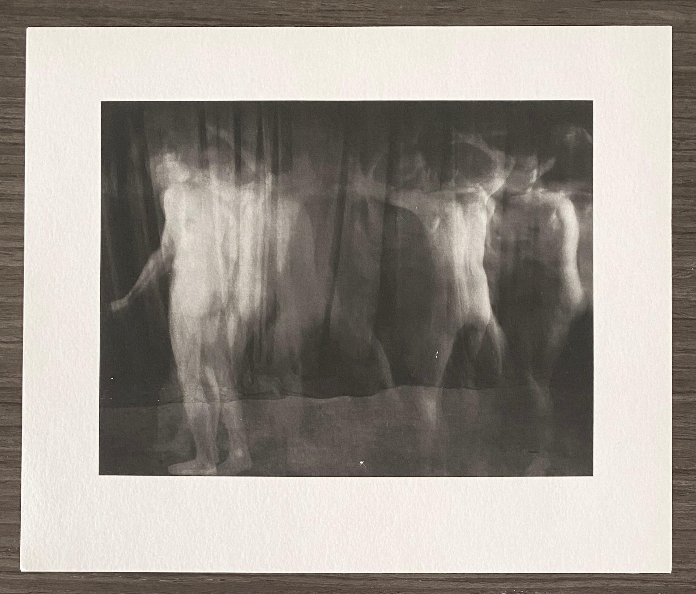 The Vintage Photograph Male Nude Platinum Print Photo 'Ring Around the Rosie' (L'anneau autour de la rose) en vente 1