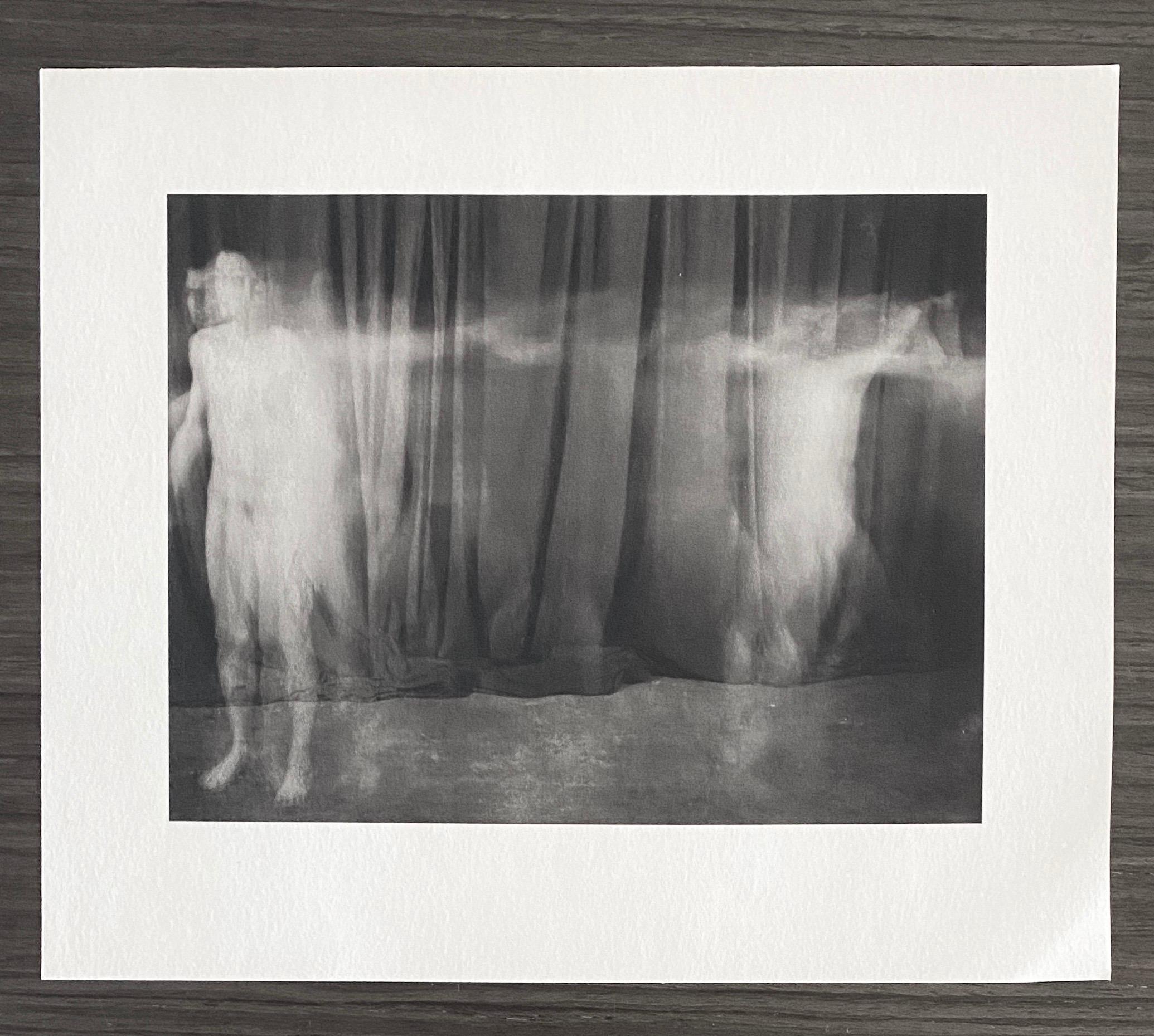 The Vintage Photograph Male Nude Platinum Print Photo 'Ring Around the Rosie' (L'anneau autour de la rose) en vente 3