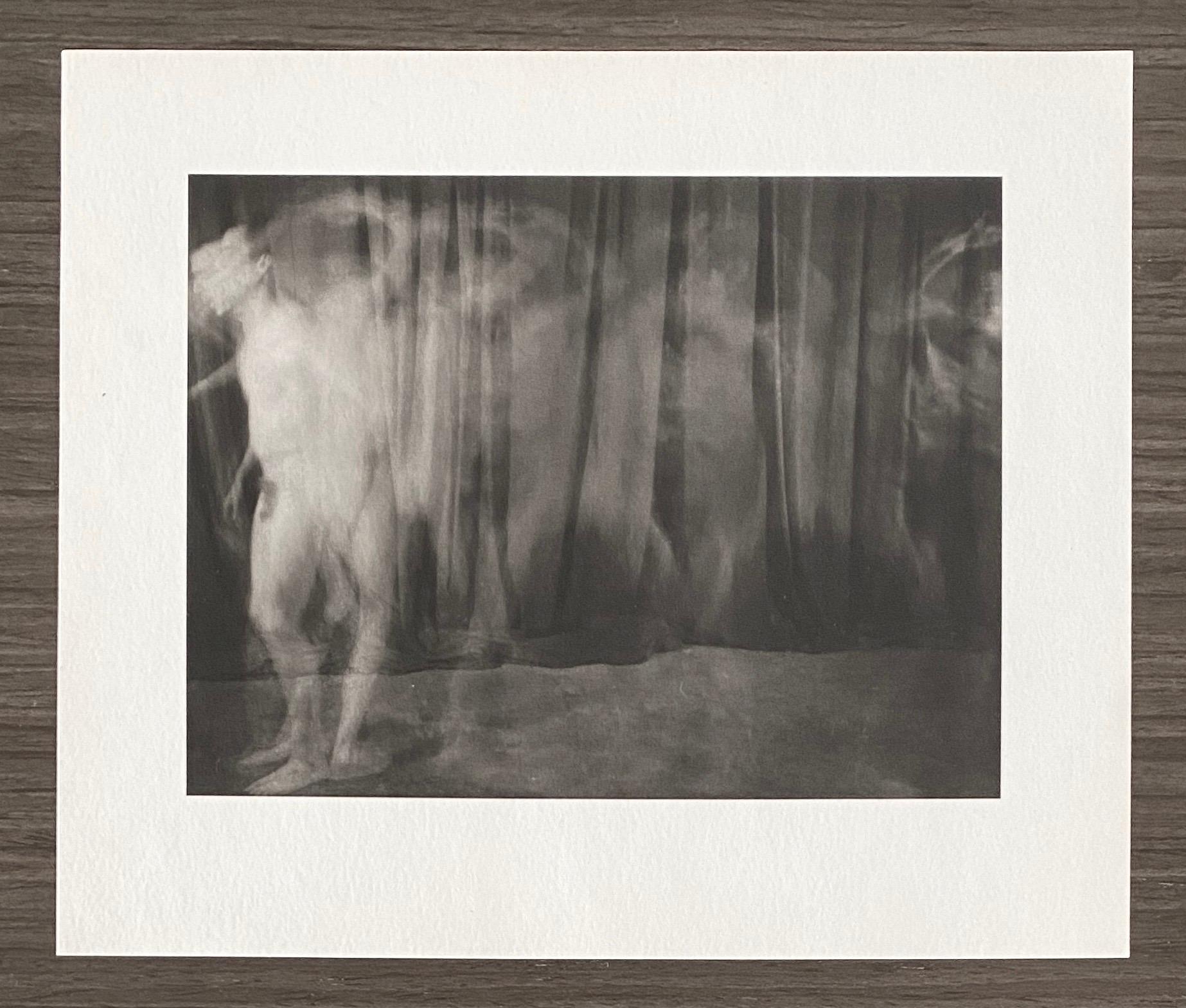 The Vintage Photograph Male Nude Platinum Print Photo 'Ring Around the Rosie' (L'anneau autour de la rose) en vente 3