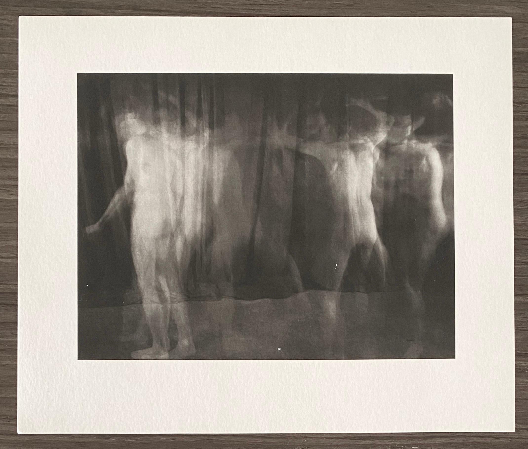 The Vintage Photograph Male Nude Platinum Print Photo 'Ring Around the Rosie' (L'anneau autour de la rose) en vente 3