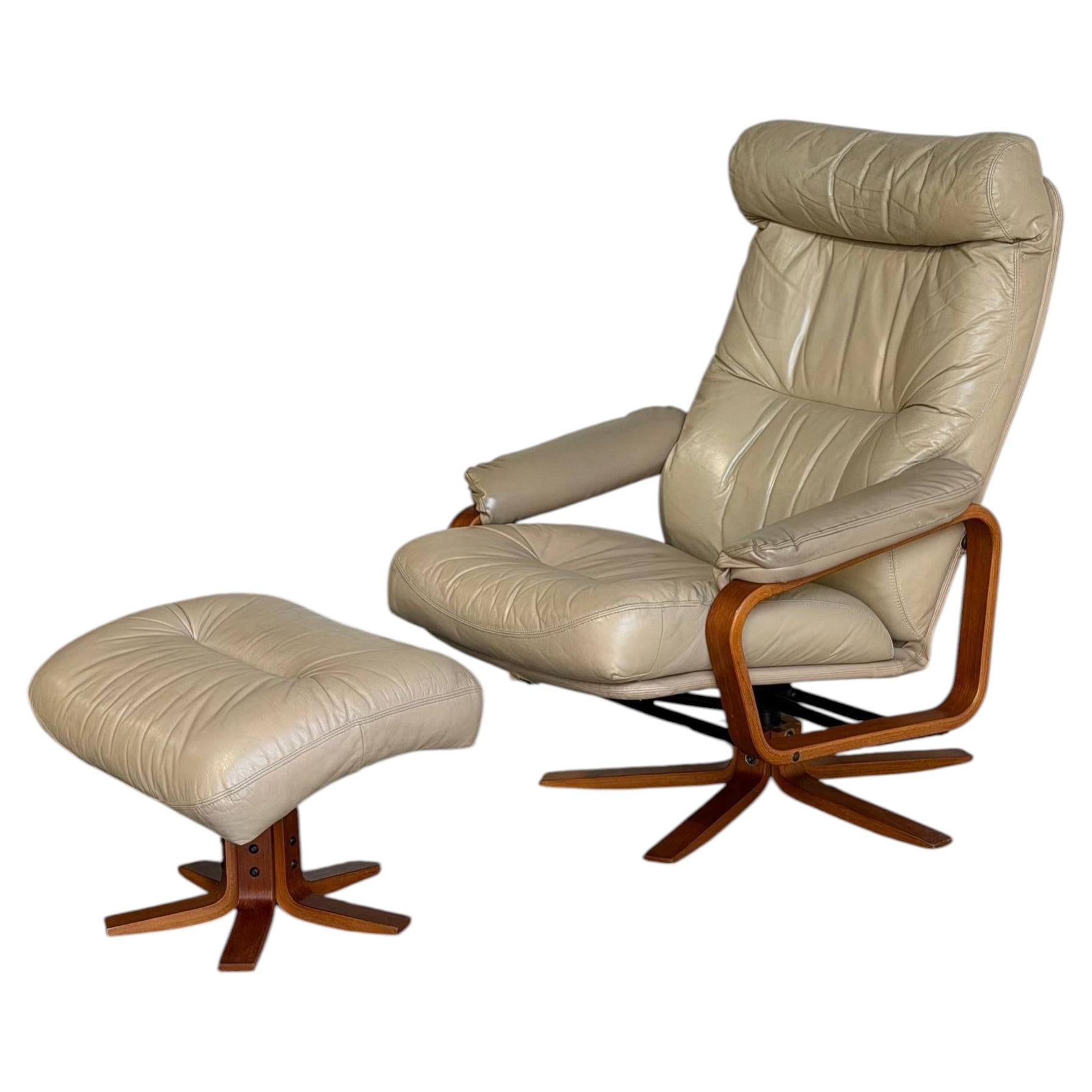 Fauteuil et repose-pieds Skippers en cuir beige Mobler, Danemark, MCM, années 1970
