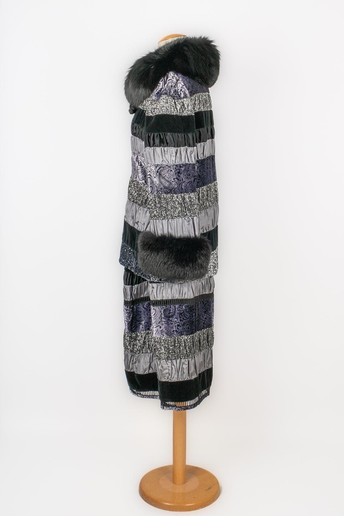 Skirt and jacket suit made of velvet, lurex, and black fox fur. No size and composition labels, it fits a 38FR/40FR.

Additional information:
Condition: Very good condition
Dimensions: Jacket: Shoulder width: 50 cm - Sleeve length: 50 cm - Length: