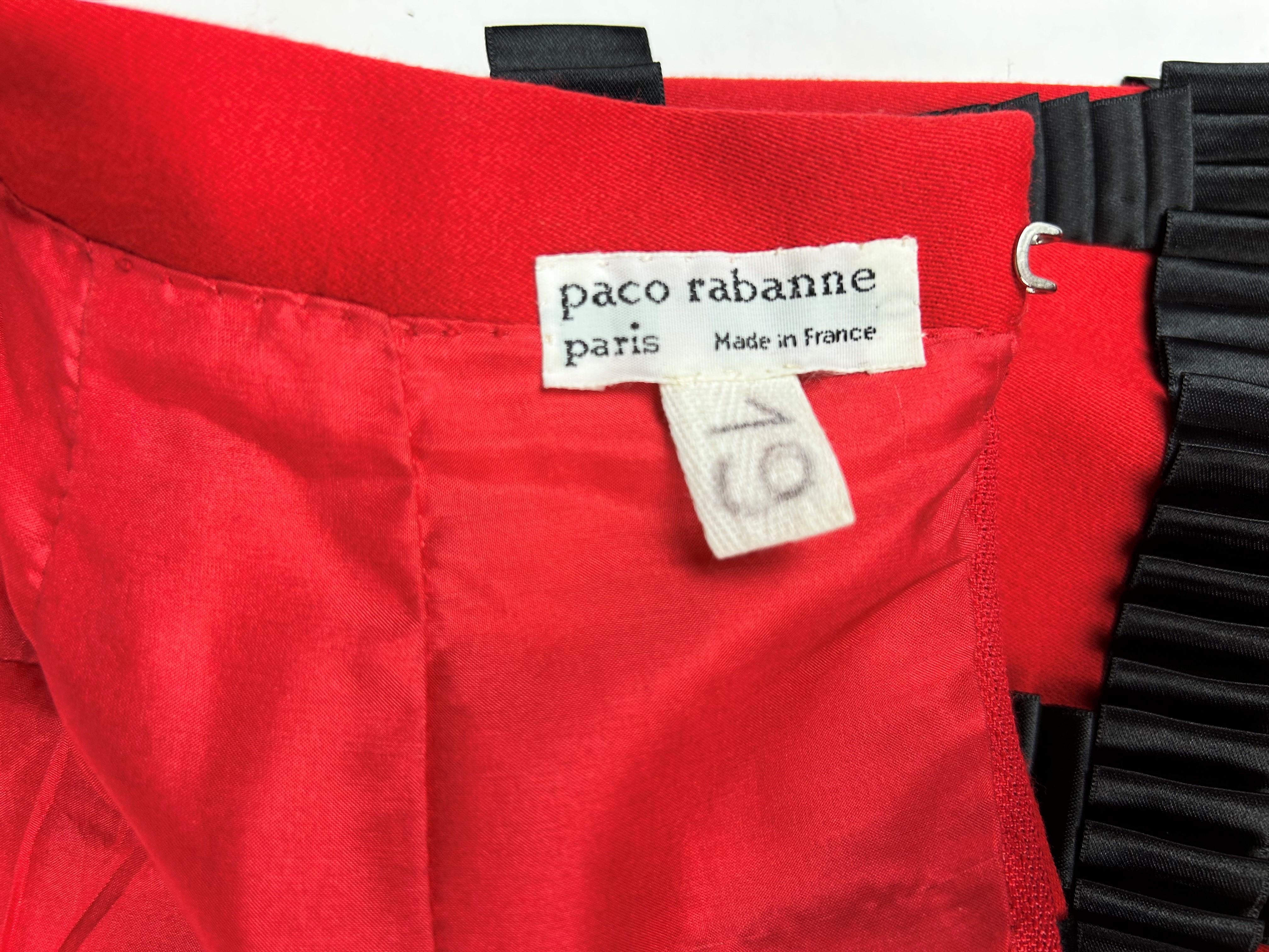 Beige Paco Rabanne avec rubans noirs sur laine rouge, printemps-été 1989 en vente