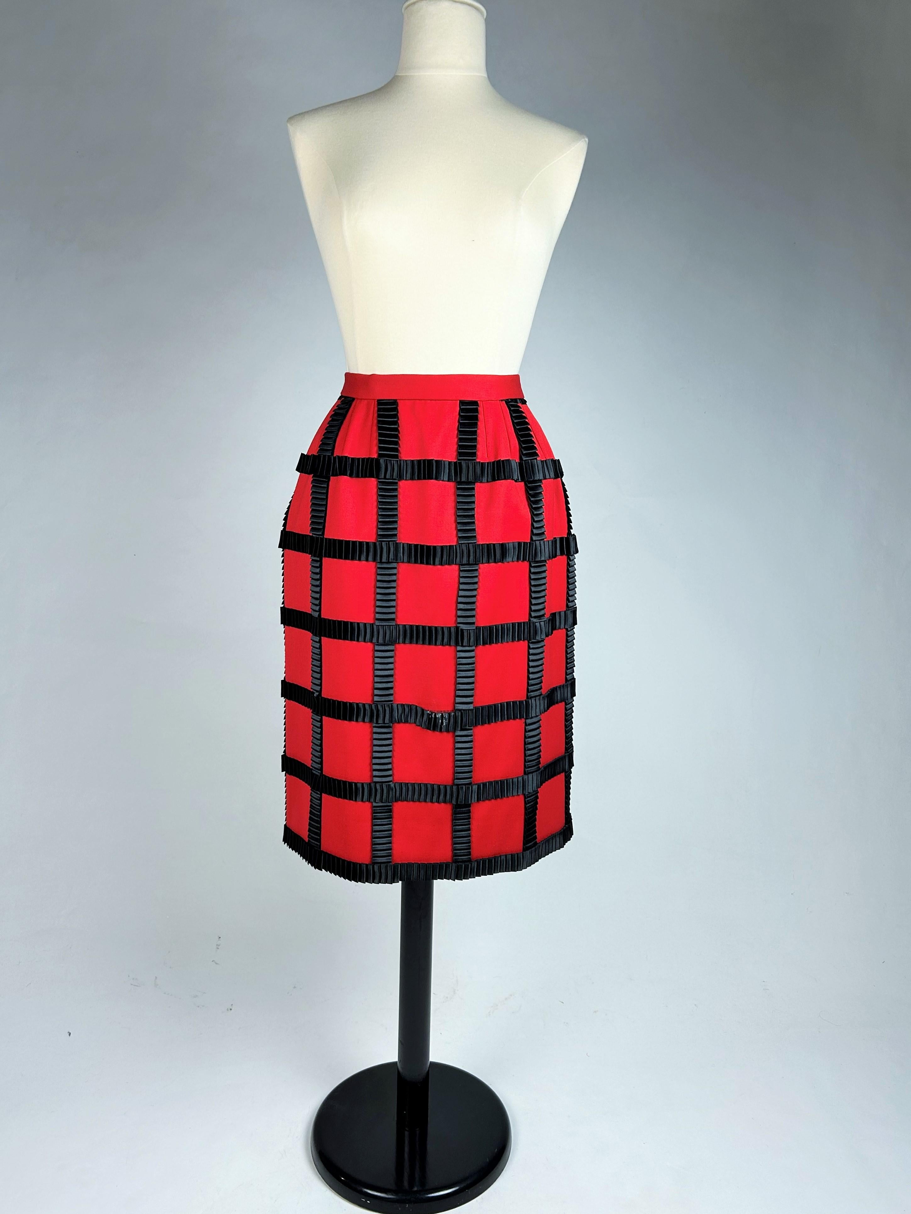 Skirt by Paco Rabanne with black ribbons on red wool - Spring Summer 1989 In Good Condition For Sale In Toulon, FR
