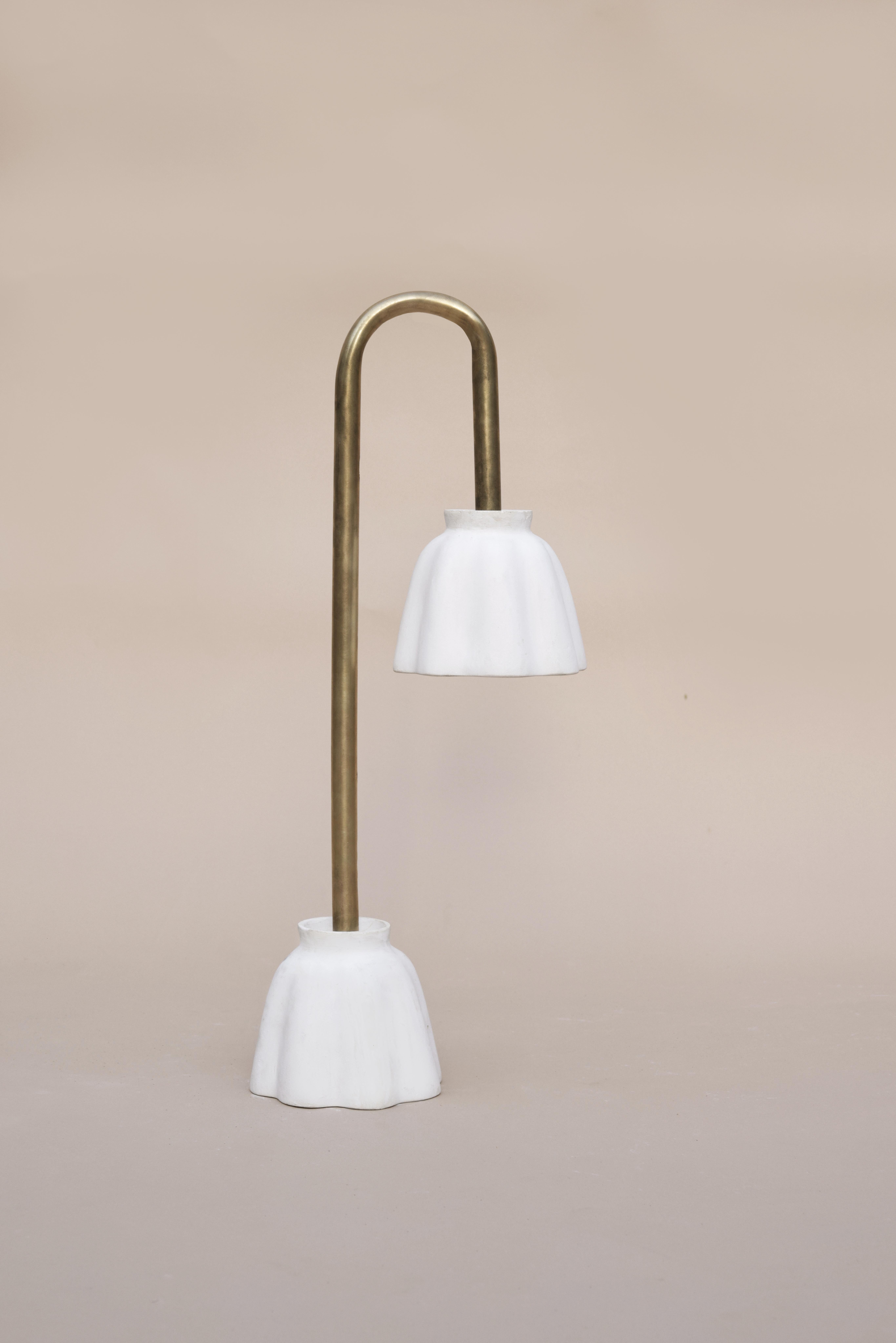 Lampe à poser sur la jupe par Newblue
Pièce unique
Dimensions : D 14 x L 31 x H 54 cm.
MATERIAL : Matériau céramique recyclé Newblue en instance de brevet, articles sanitaires recyclés, verre recyclé, quartz, laiton, métal et liants à base de