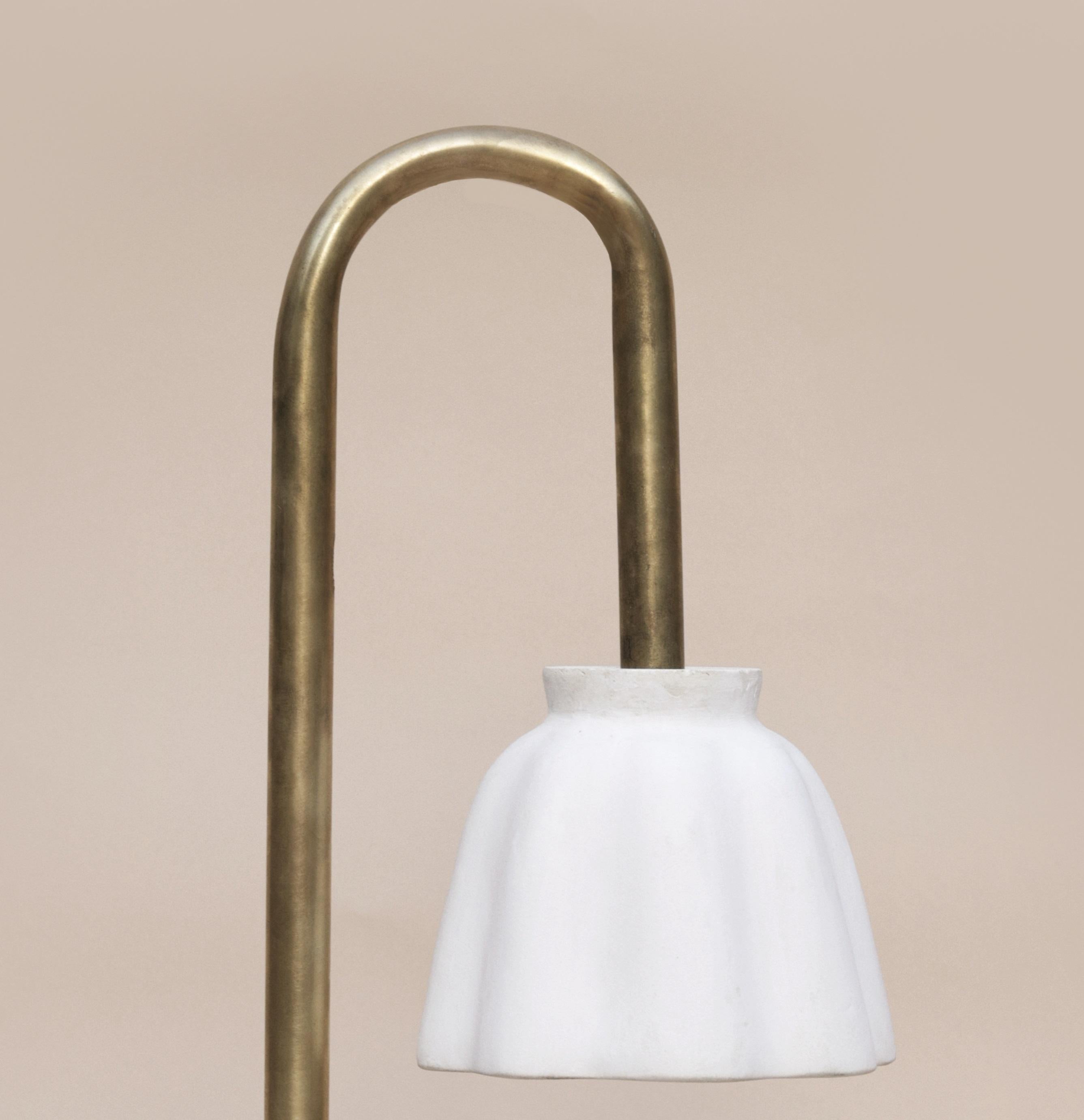 Postmoderne Lampe à poser sur la jupe par Newblue en vente