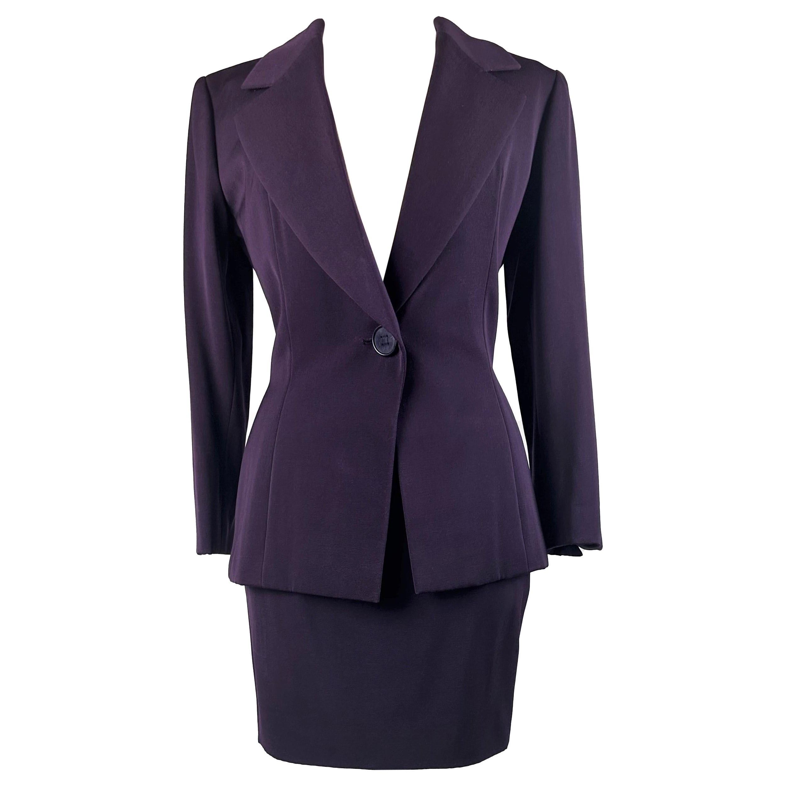 CIRCA 1990-1995

Frankreich

Haute-Couture-Rockanzug von Gianfranco Ferré für Christian Dior aus den 1990er Jahren. Smokingjacke und taillierter Rock aus kardinalviolettem Wollköper. Hüftlange, taillierte Jacke mit großem Schalkragen, der vorne mit