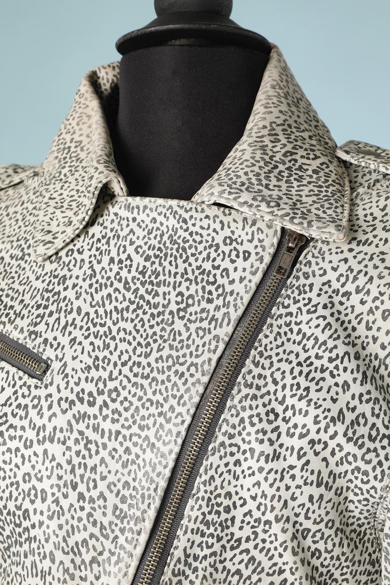 Jacket and skirt in printed leopard leather zip in the front and zip pocket. Grey polyester lining. Shoulder pads.
SIZE XS