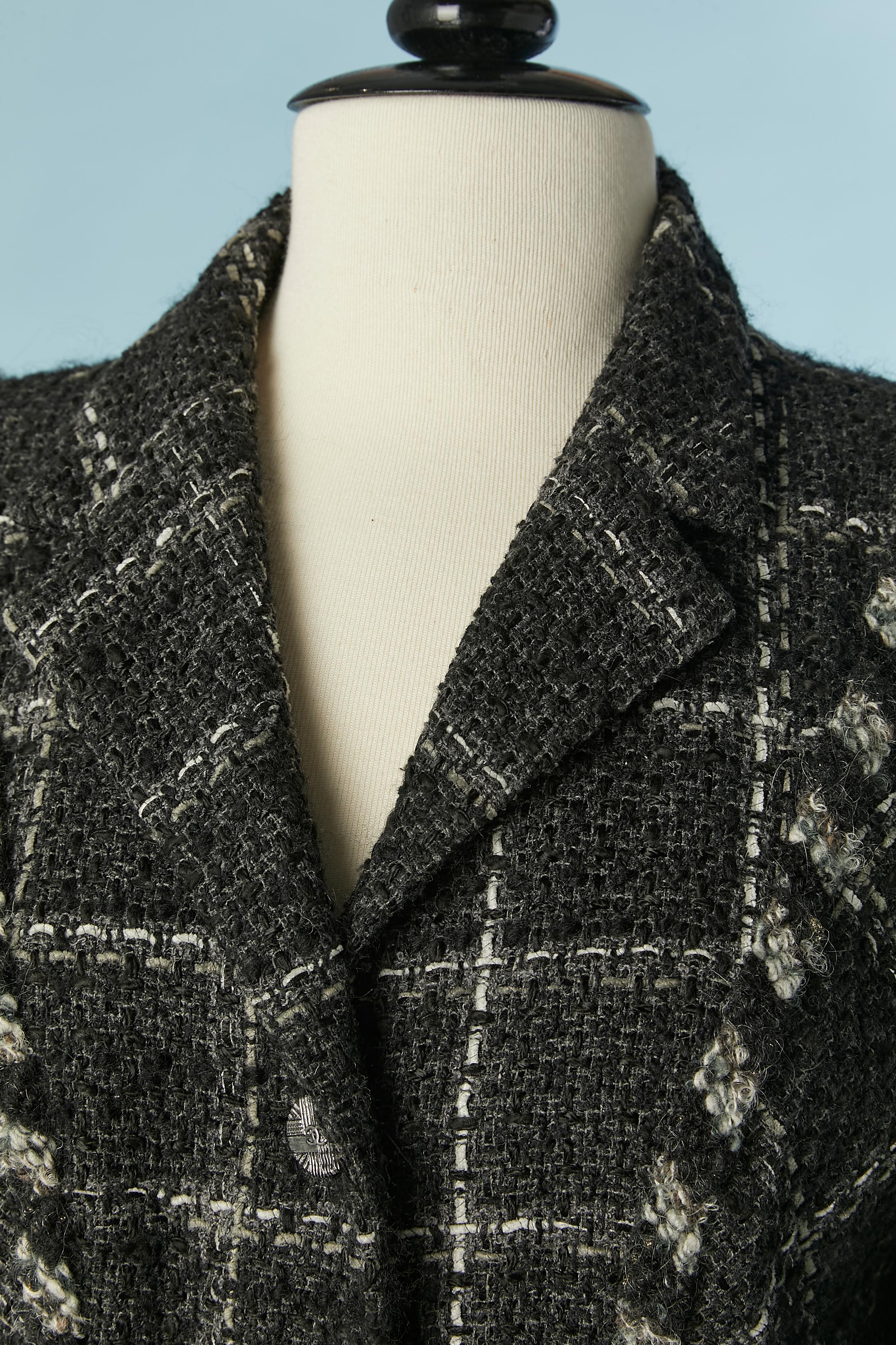 Combinaison-jupe en tweed à carreaux. Composition du tissu principal : 38% laine, 27% coton, 13% polyamide, 12% rayonne, 10% acrylique. Doublure de marque : 96% soie, 4% stretch. Chaîne à l'intérieur de la veste sur le bord inférieur. Découpage. Pad
