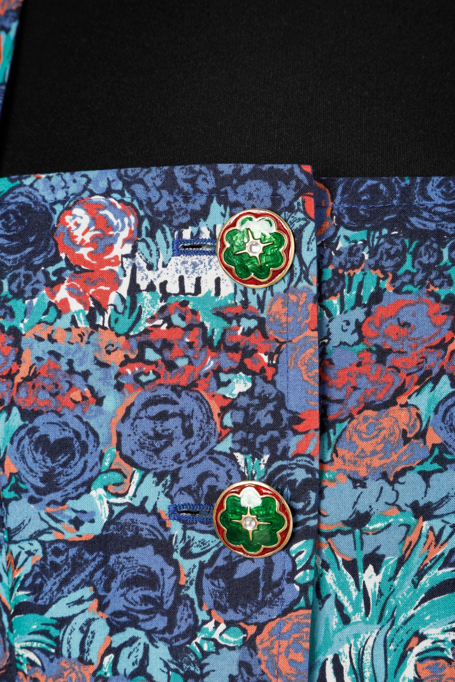 Traje-falda de cotón estampado de flores y botones joya