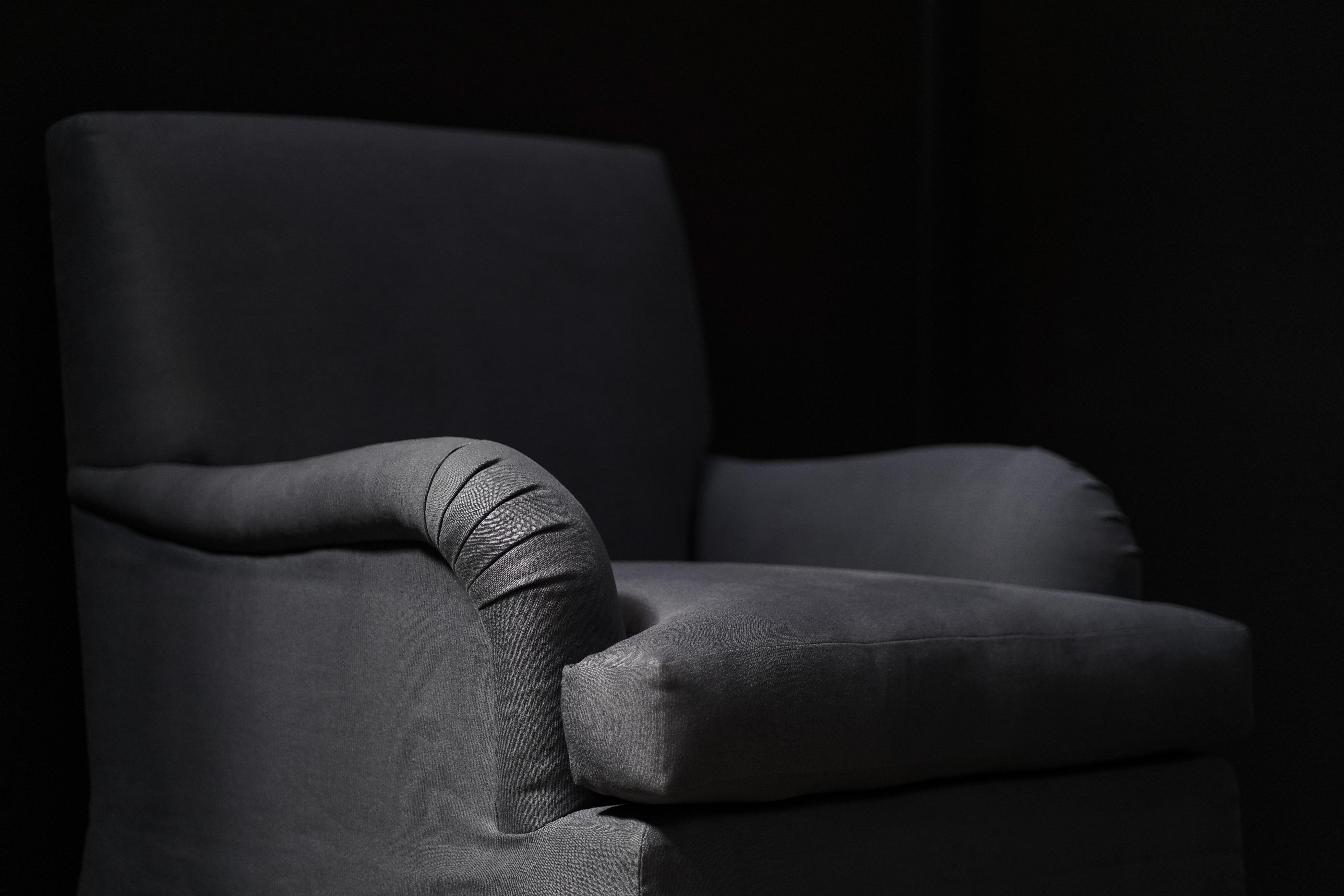 Capelli lounge con gonna venduti in coppia con imbottitura in piuma. 	