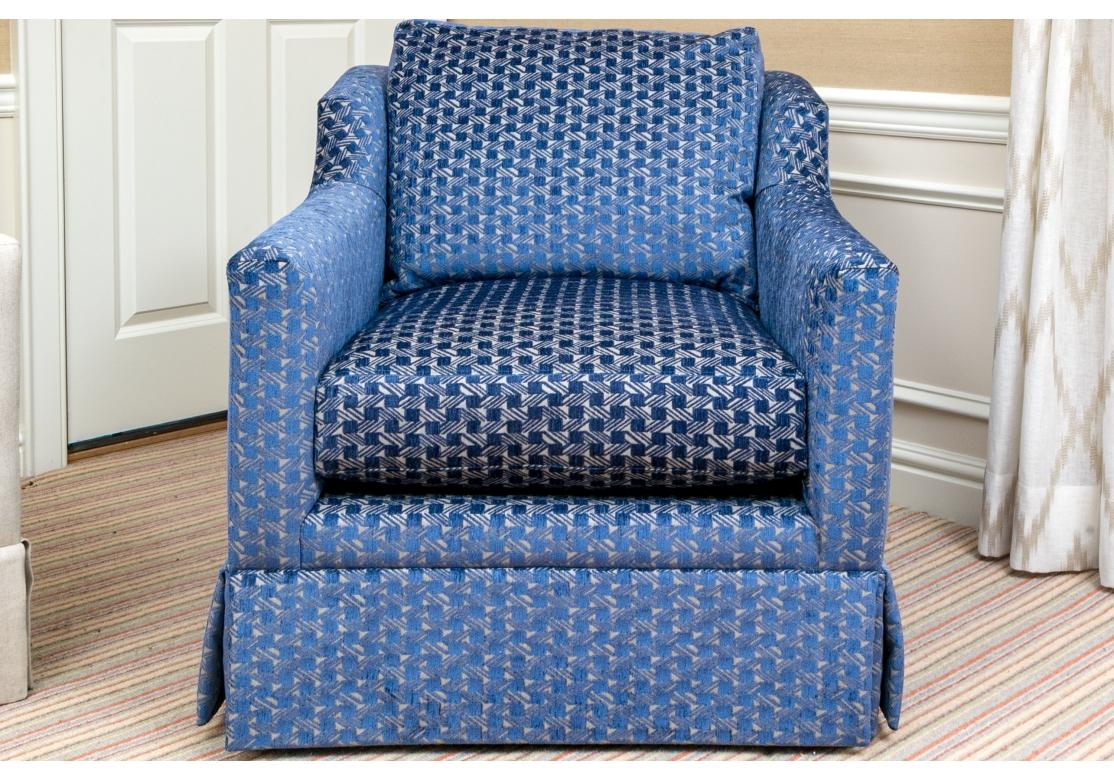 Le fauteuil Gigi Swivel Club Chair est très bien fabriqué et confortable. Il a été conçu par l'équipe de designers emblématiques Mitchell Gold et Bob Williams. La chaise est recouverte d'un tissu géométrique à motif loué de Jane Churchill dans des