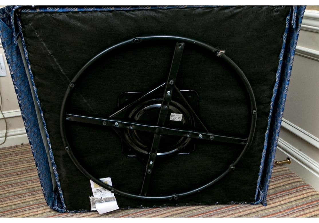 Hollywood Regency Fauteuil club pivotant à jupe 'Gigi' par Mitchell Gold en tissu Jane Churchill en vente