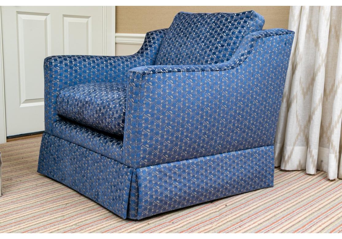 XXIe siècle et contemporain Fauteuil club pivotant à jupe 'Gigi' par Mitchell Gold en tissu Jane Churchill en vente