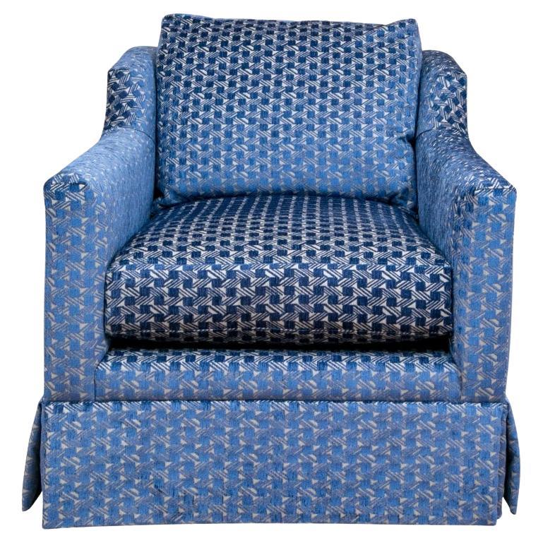 Fauteuil club pivotant à jupe 
Gigi
 par Mitchell Gold en tissu Jane Churchill en vente