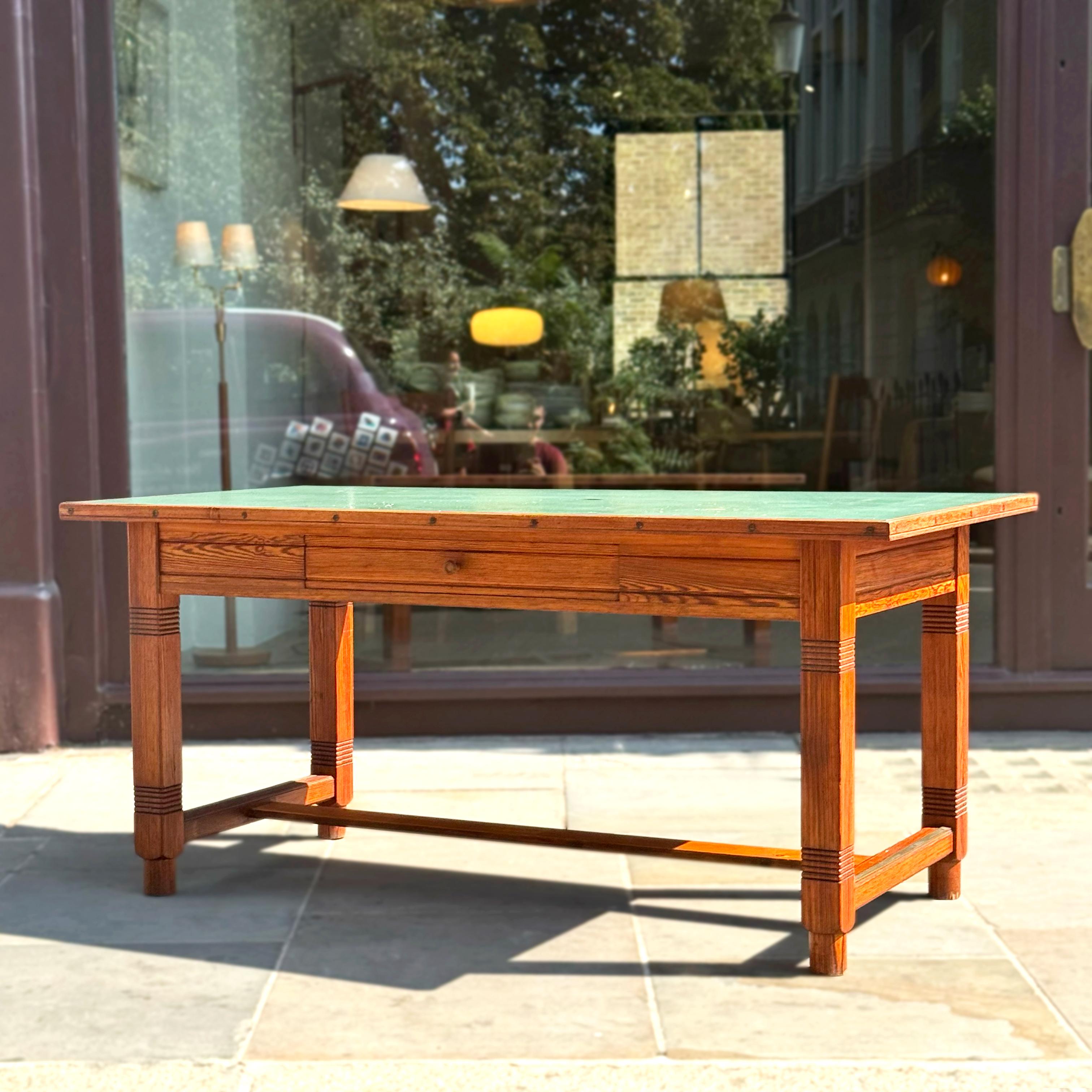 Description :
Bureau en pin conçu par l'architecte Martin Townes et fabriqué par l'ébéniste Rudolph Rasmussen au début du 20e siècle. Ce bureau faisait jusqu'à récemment partie de l'intérieur de l'hôtel de ville de Copenhague. Bâtiment conçu par