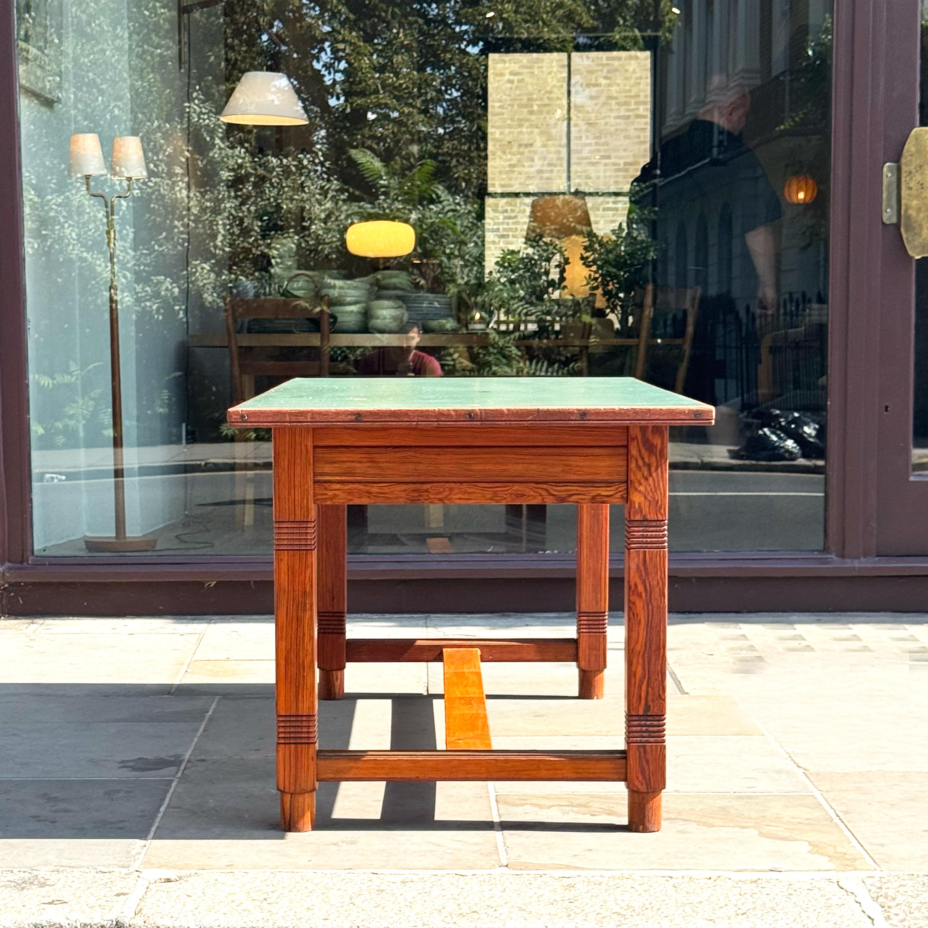 20ième siècle Bureau en pin Skønvirke Martin Nyrop Danemark, 1905 en vente