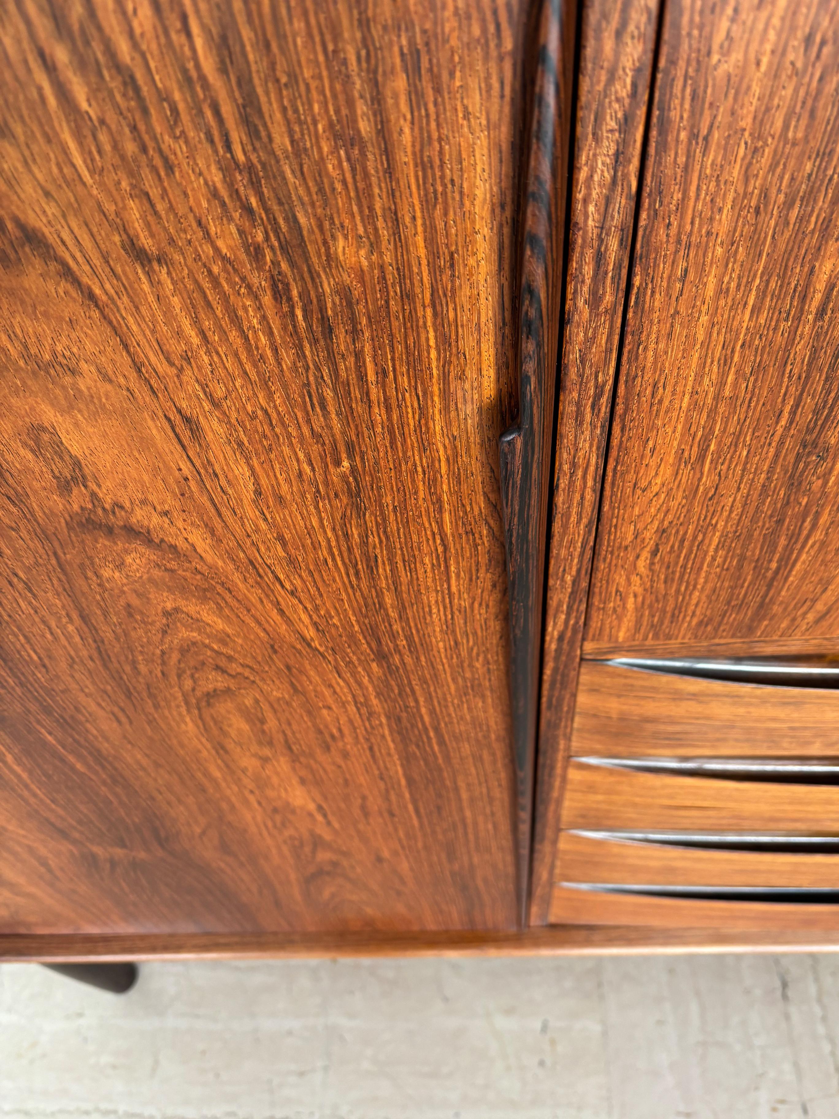 Skobvy Møbelfabrik Scandinavo Credenza Bar Cabinet in legno scuro 1950s in vendita 4