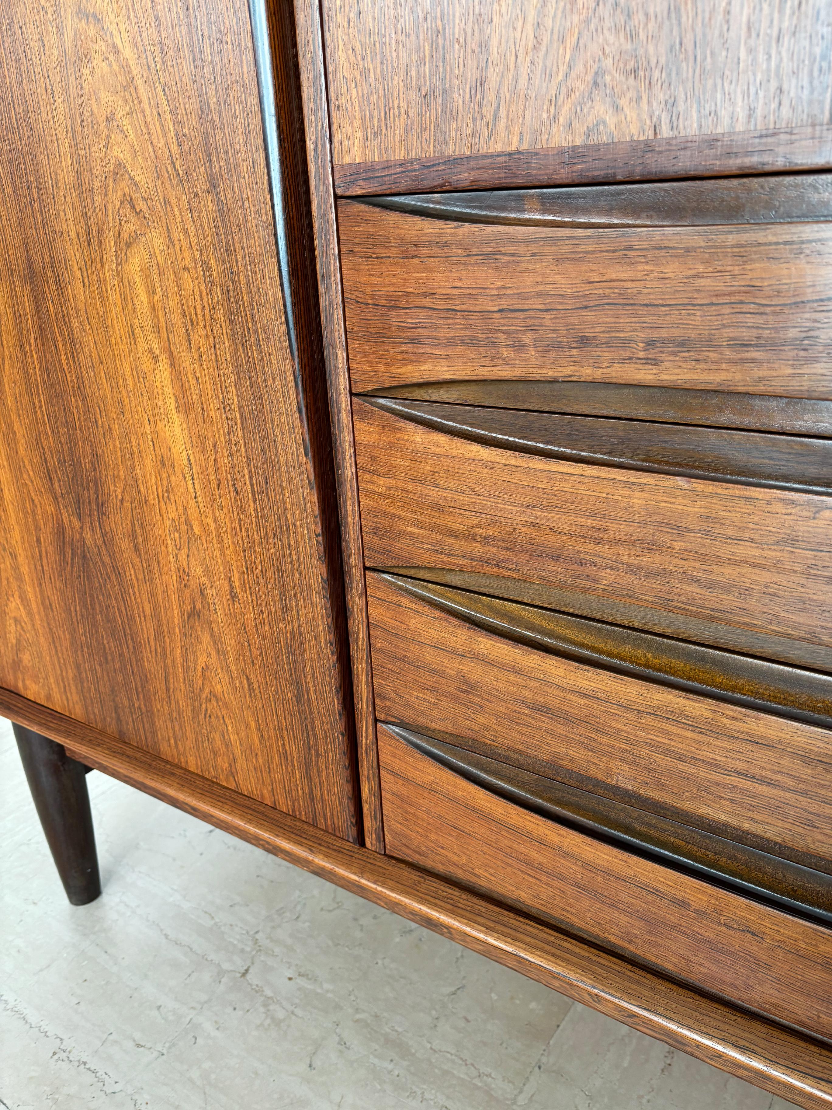 Skobvy Møbelfabrik Scandinavo Credenza Bar Cabinet in legno scuro 1950s in vendita 5