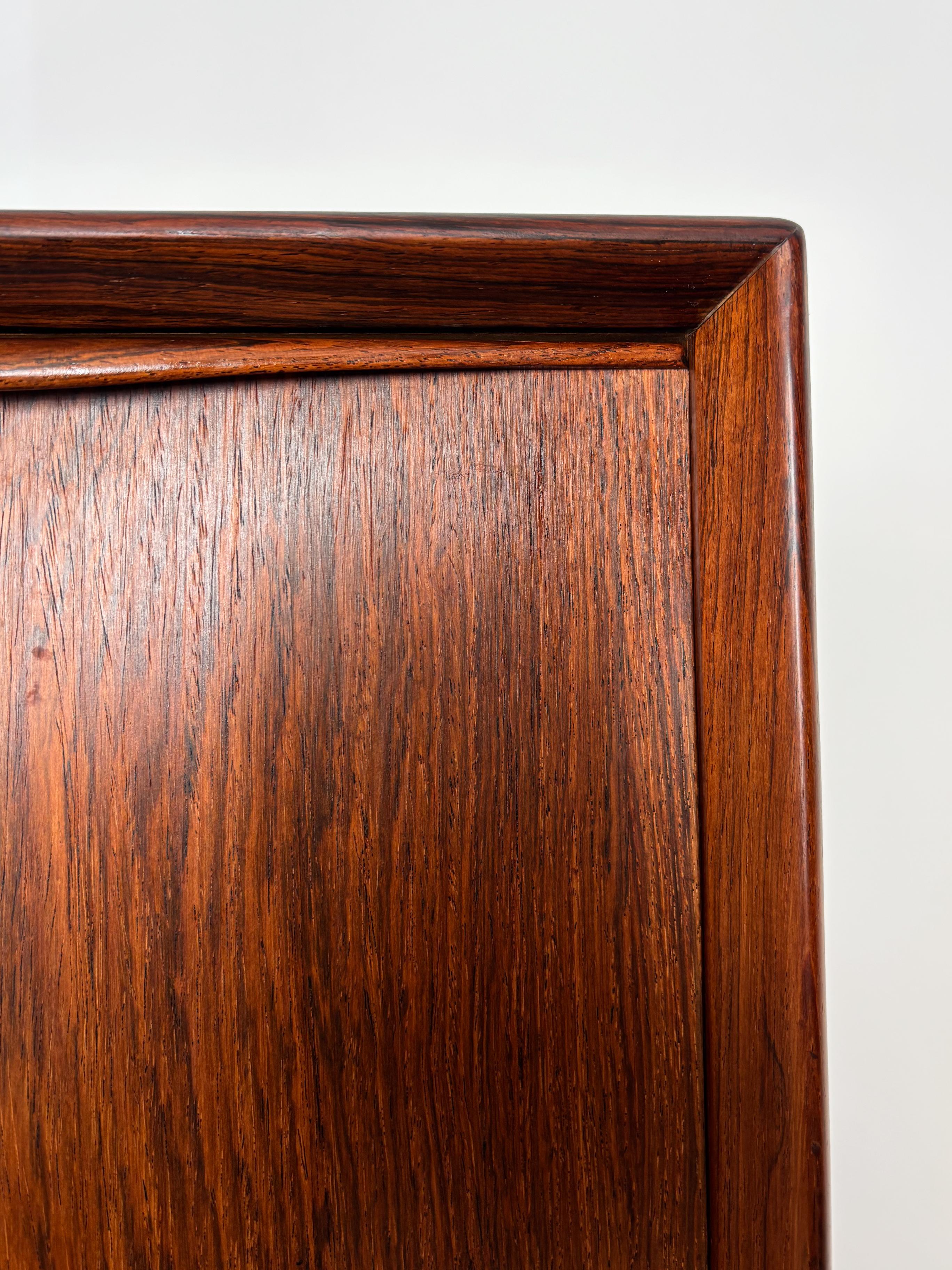 Skobvy Møbelfabrik Scandinavo Credenza Bar Cabinet in legno scuro 1950s in vendita 6