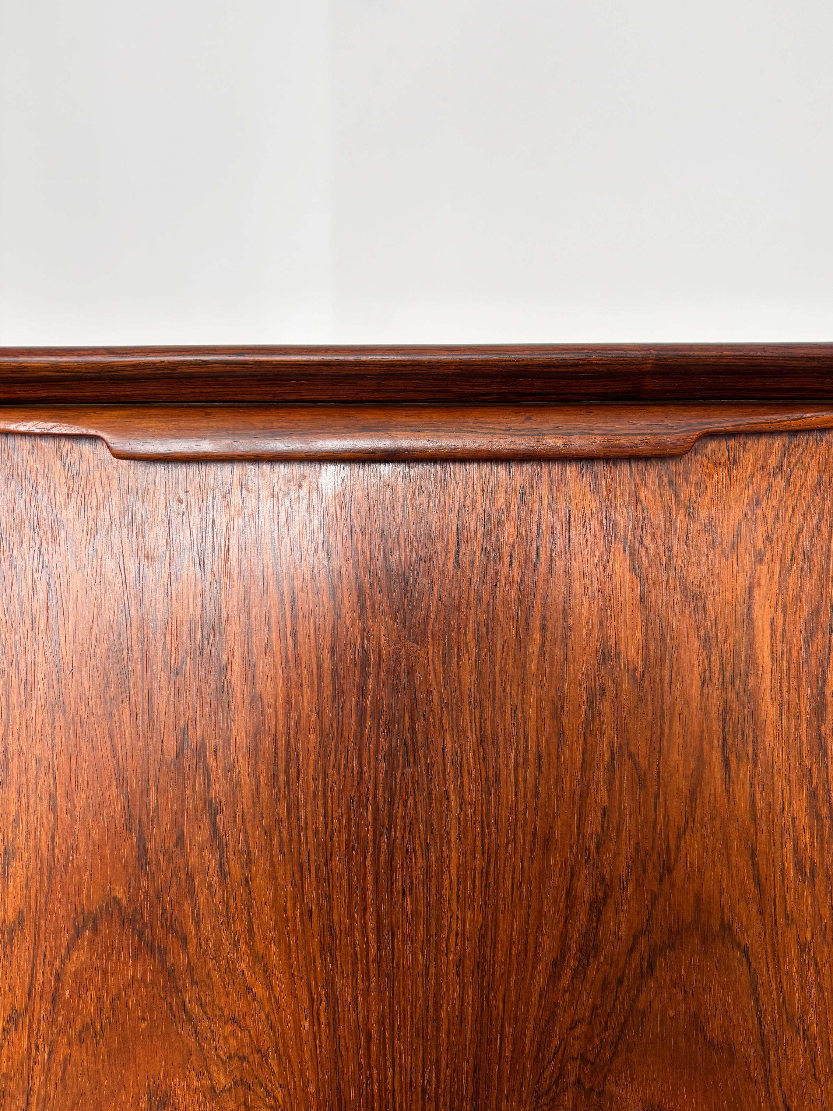 Skobvy Møbelfabrik Scandinavo Credenza Bar Cabinet in legno scuro 1950s in vendita 7
