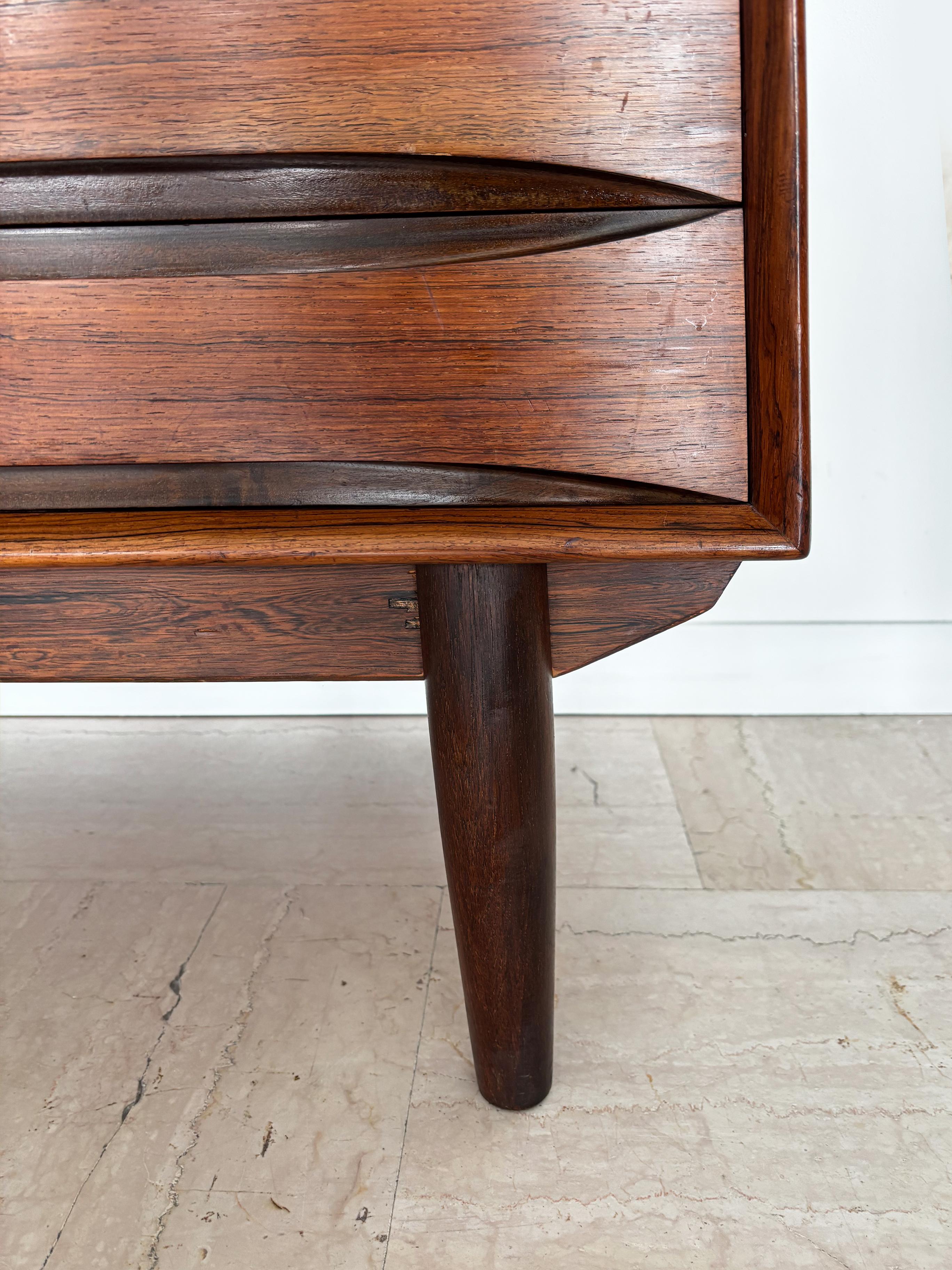 Skobvy Møbelfabrik Scandinavo Credenza Bar Cabinet in legno scuro 1950s in vendita 11