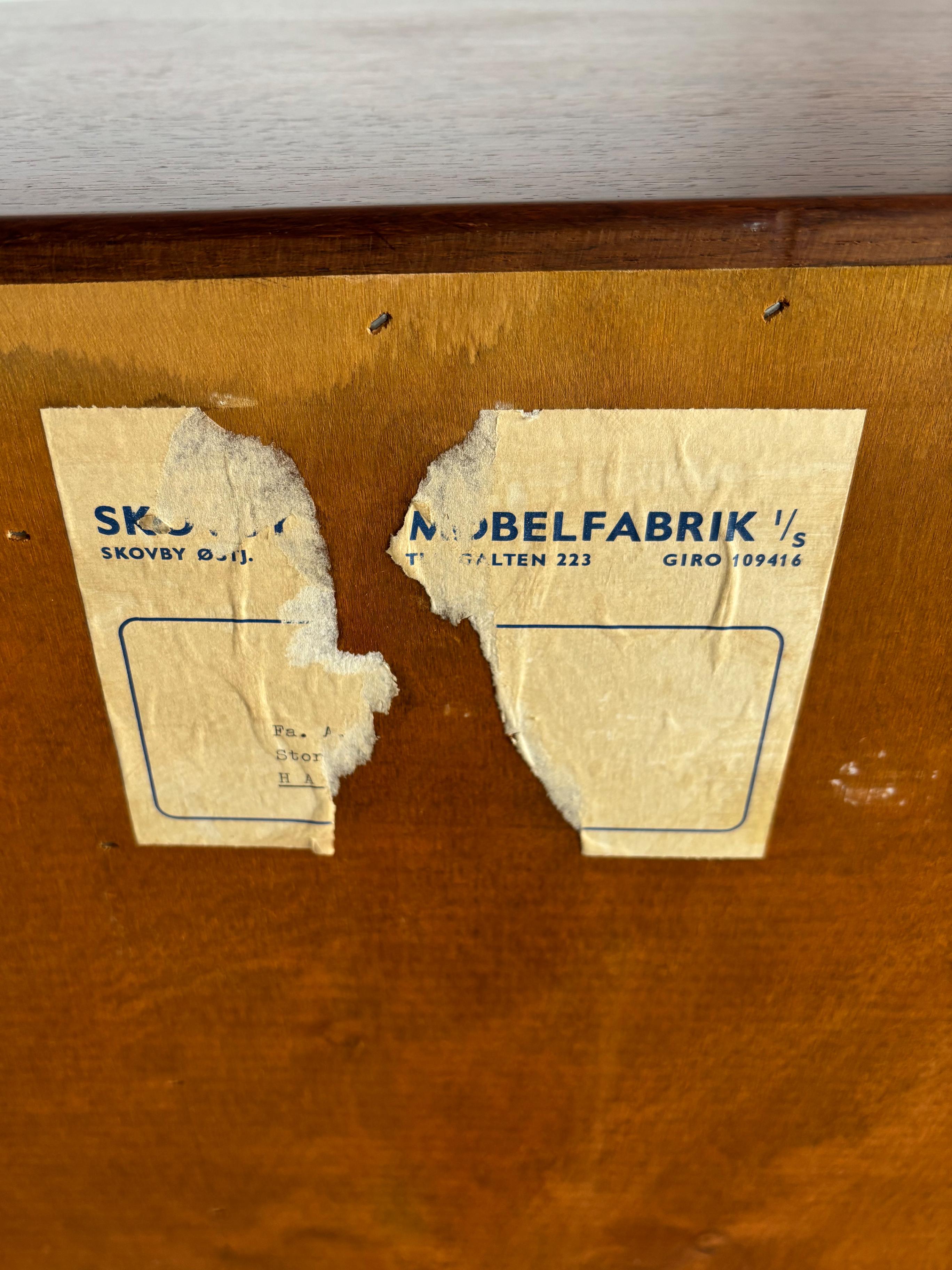 Skobvy Møbelfabrik Scandinavo Credenza Bar Cabinet in legno scuro 1950s in vendita 12