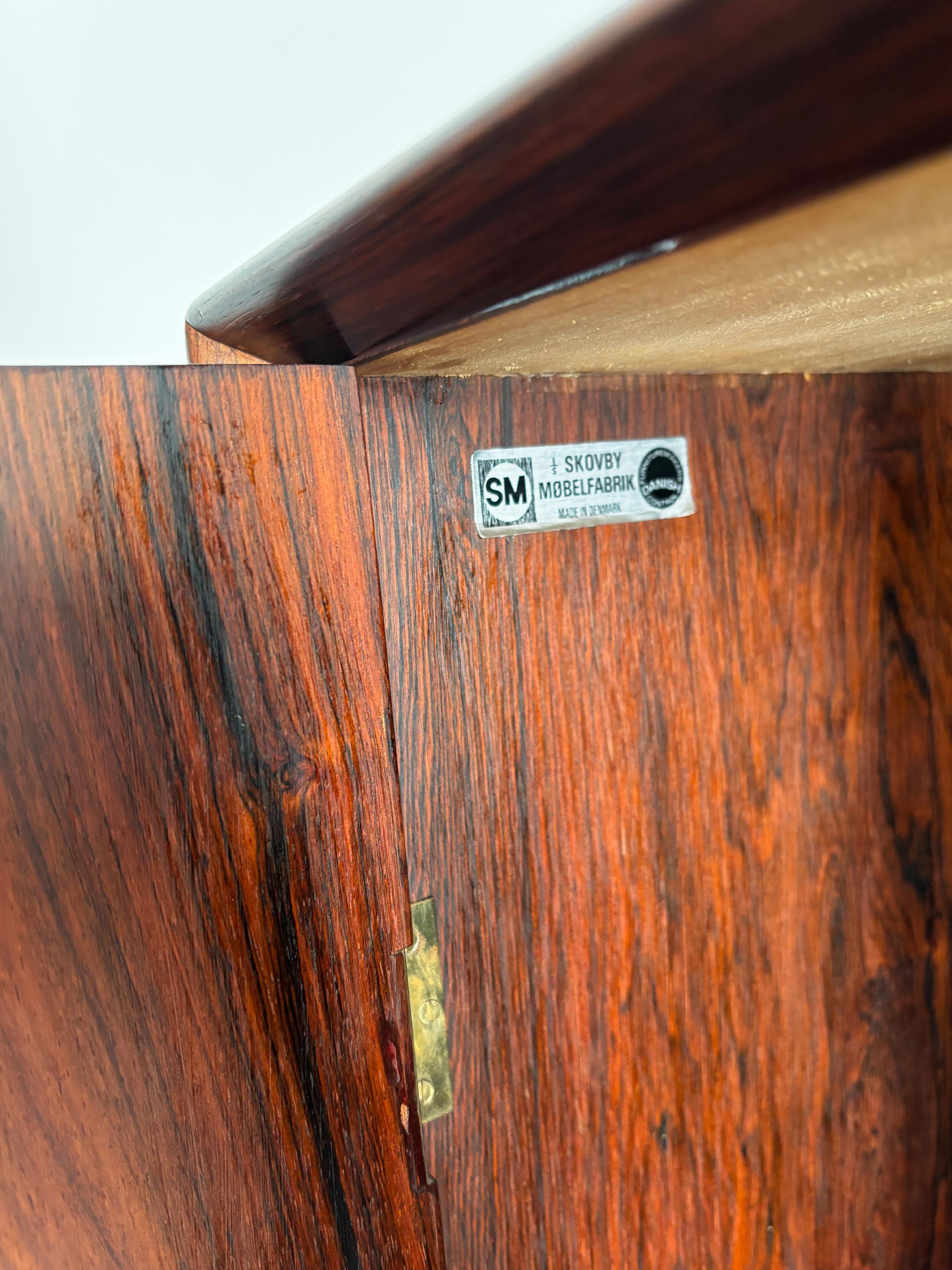 Skobvy Møbelfabrik Scandinavo Credenza Bar Cabinet in legno scuro 1950s in vendita 13
