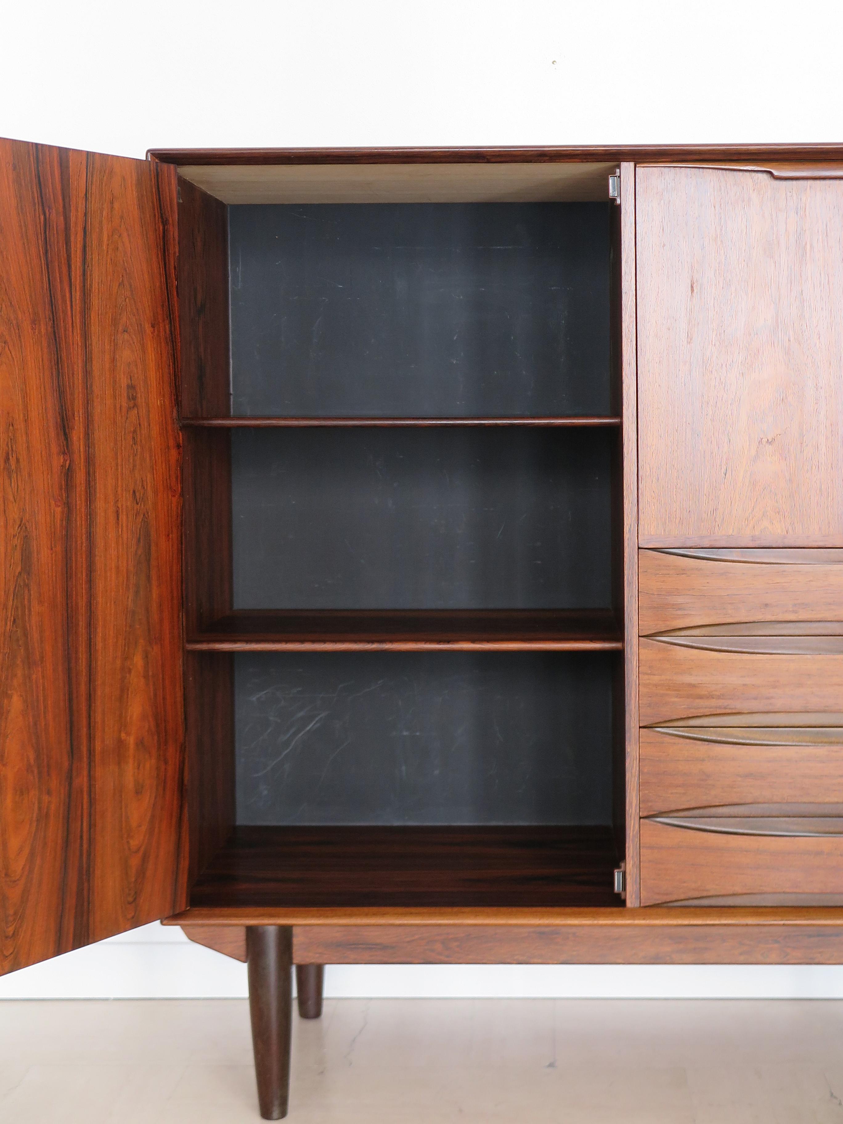 Mid-Century moderno Skobvy Møbelfabrik Scandinavo Credenza Bar Cabinet in legno scuro 1950s in vendita