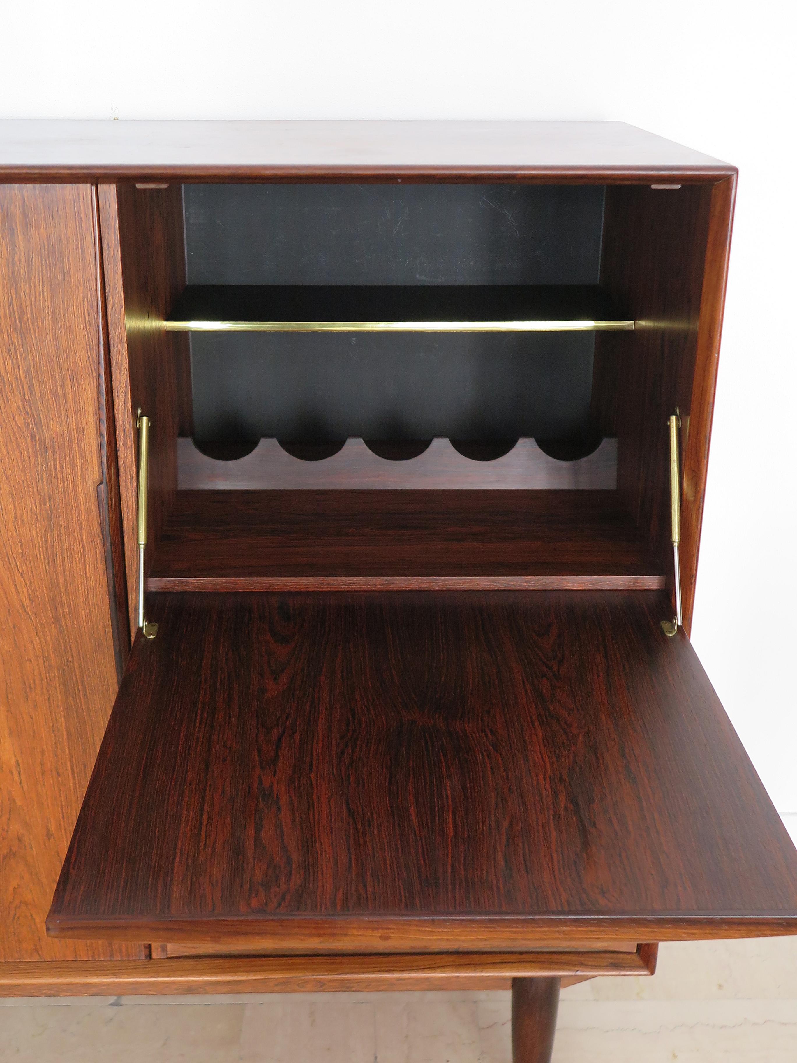 Danese Skobvy Møbelfabrik Scandinavo Credenza Bar Cabinet in legno scuro 1950s in vendita