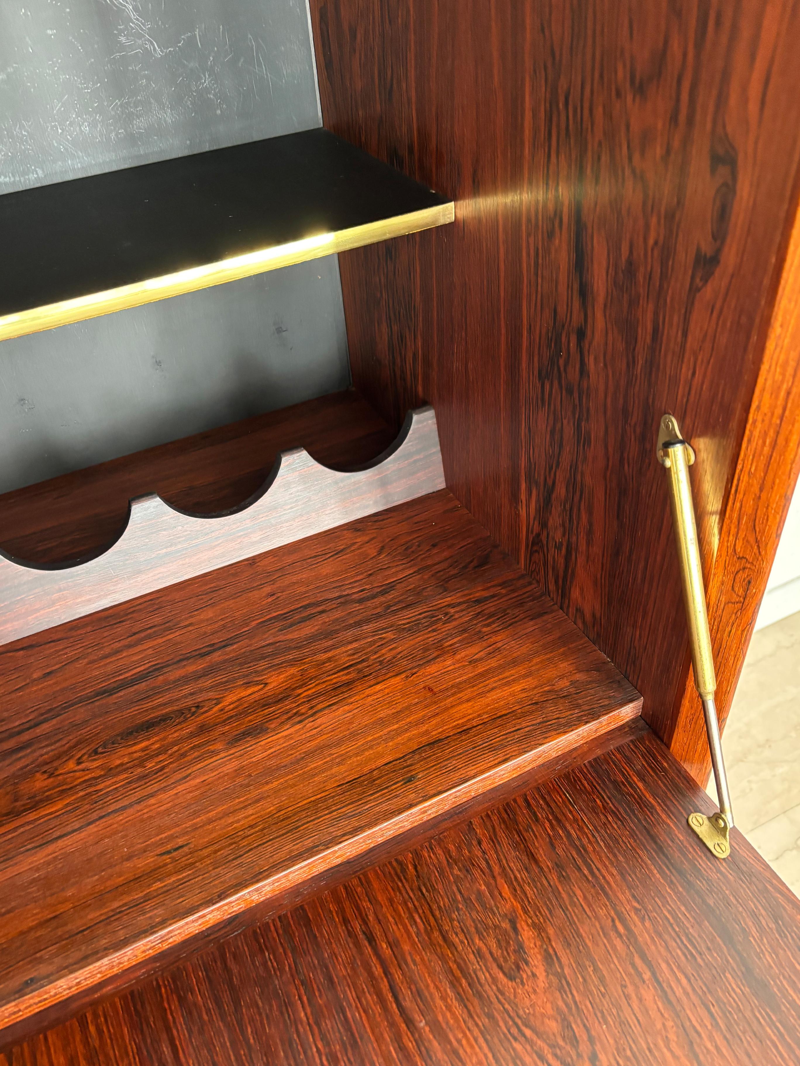 Skobvy Møbelfabrik Scandinavo Credenza Bar Cabinet in legno scuro 1950s In condizioni buone in vendita a Reggio Emilia, IT
