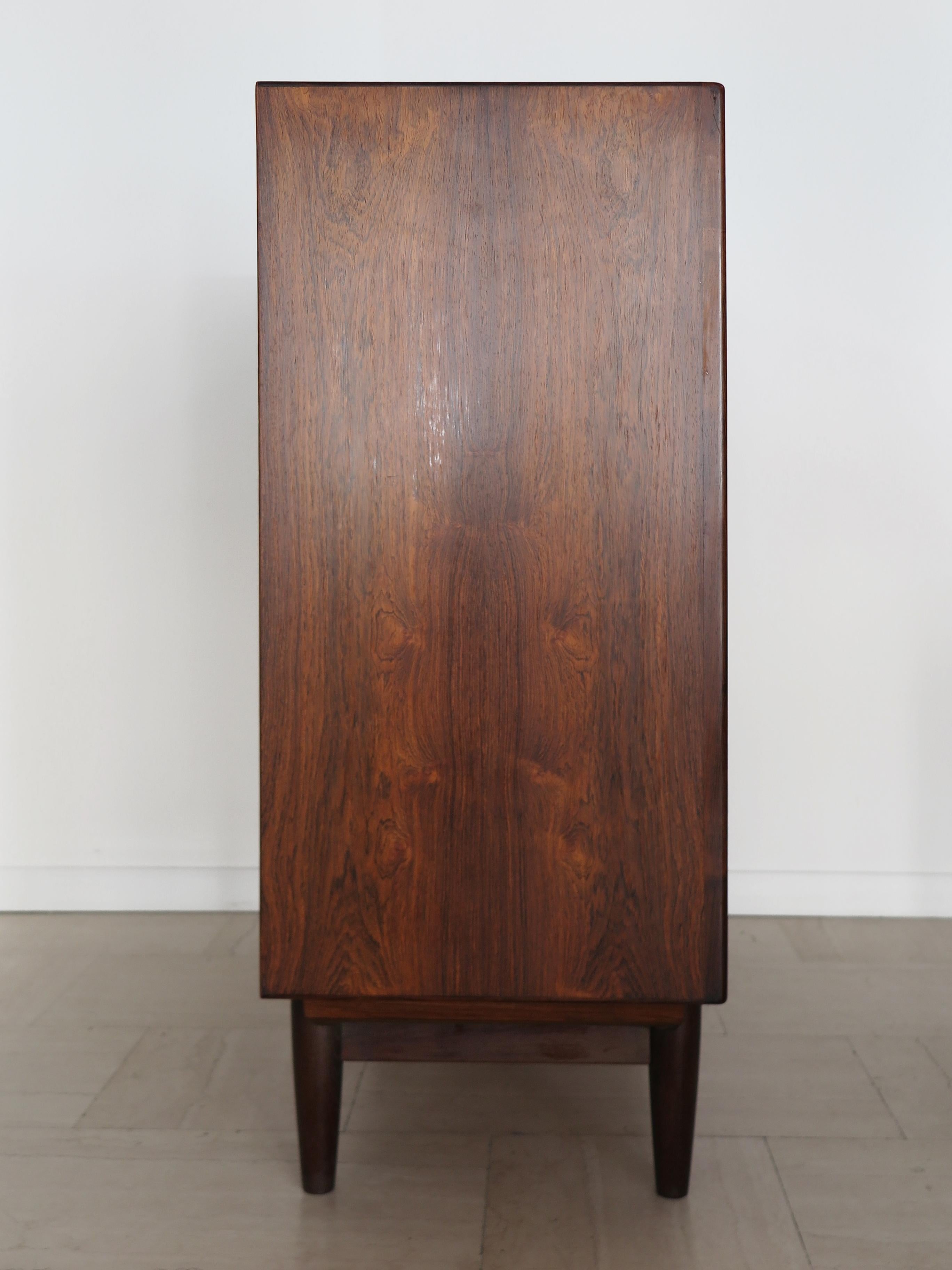 Metà XX secolo Skobvy Møbelfabrik Scandinavo Credenza Bar Cabinet in legno scuro 1950s in vendita